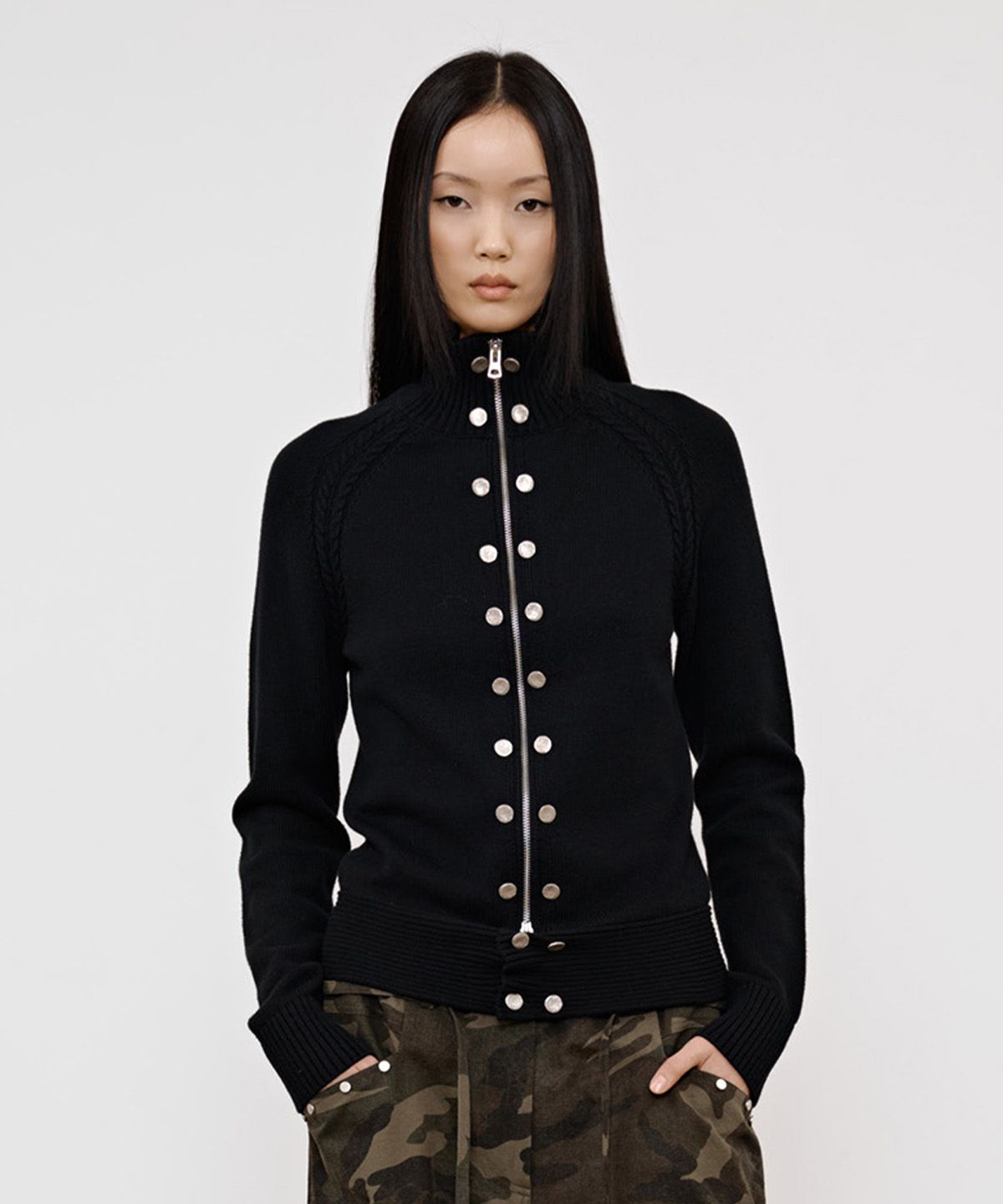 다이닛(DEINET) HIGH-NECK STUD KNIT OUTER IN BLACK