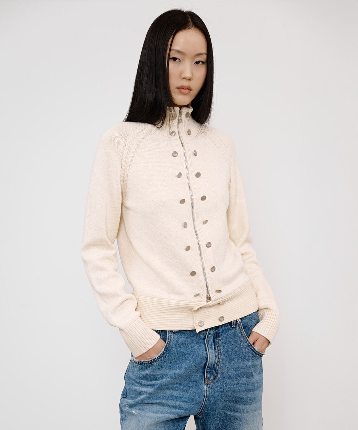 다이닛(DEINET) HIGH-NECK STUD KNIT OUTER IN IVORY
