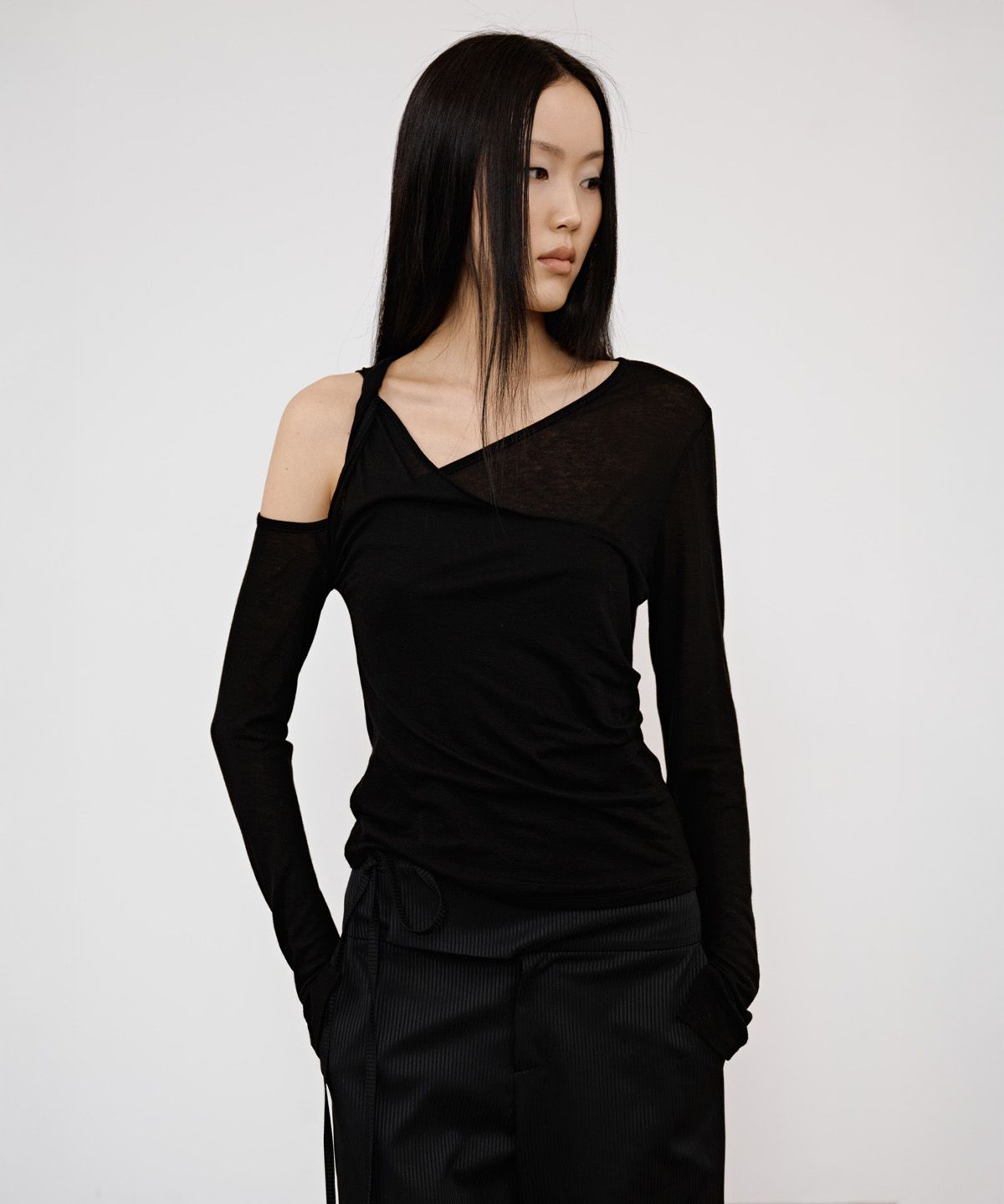 다이닛(DEINET) ONE SHOULDER DRAPED ASYMMETRIC TOP IN BLACK