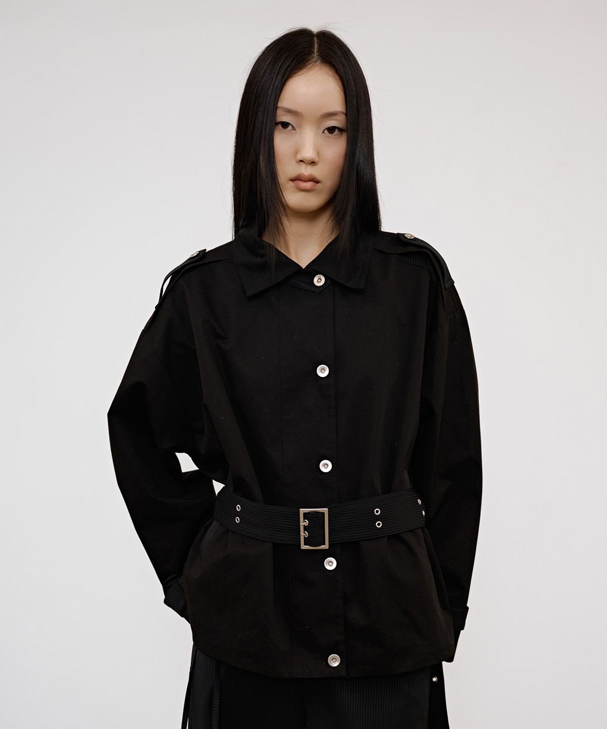 다이닛(DEINET) BUCKLE POINT TRENCH JACKET IN BLACK