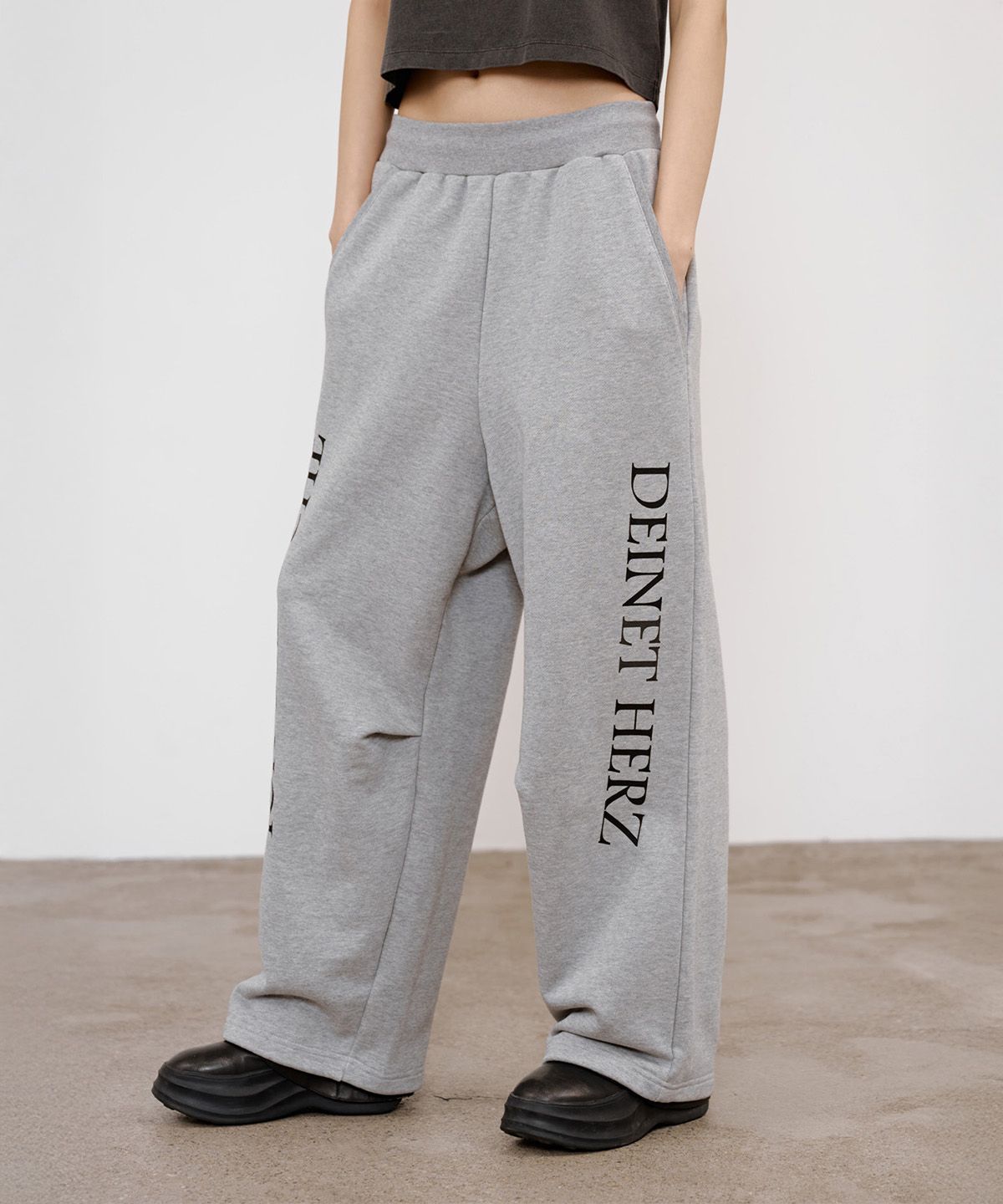 다이닛(DEINET) GERMAN LETTERING SWEATPANTS IN MELANGE GREY