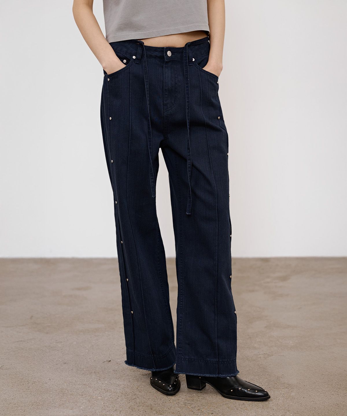다이닛(DEINET) LOW RISE STUD PANTS IN NAVY