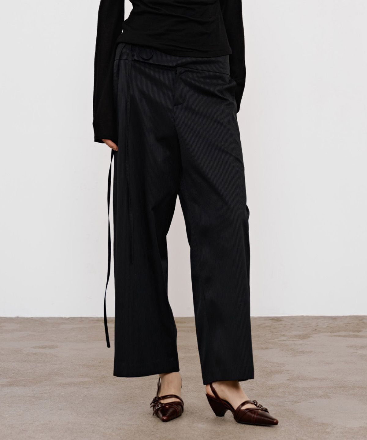 다이닛(DEINET) STRIPE STRING WRAP WIDE SLACKS IN BLACK
