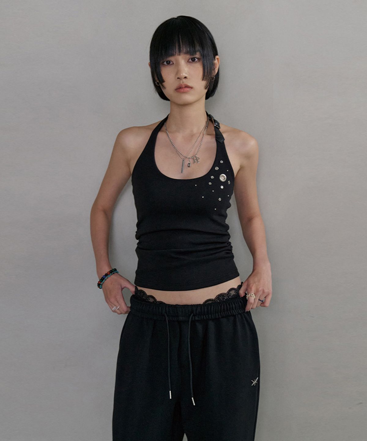노 엑스트라 터치(NO EXTRA TOUCH) Eyelet Belted Halterneck Shirred Top (Black) / 26SPSL001BK