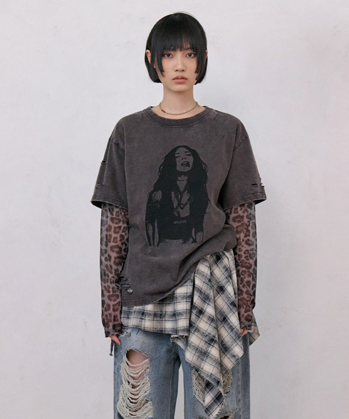 노 엑스트라 터치(NO EXTRA TOUCH) Distressed Leopard Mesh Long Sleeve Layered T-shirt (Charcoal) / 26SPTS001CH
