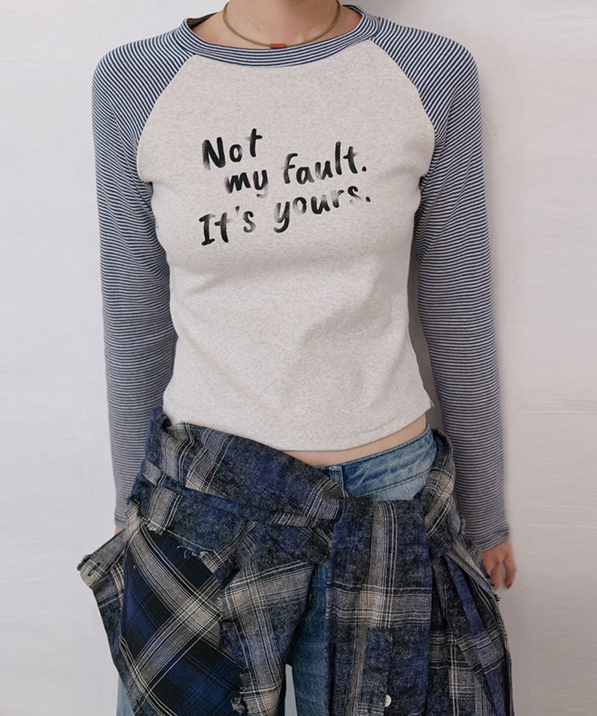 노 엑스트라 터치(NO EXTRA TOUCH) Not My Fault Raglan Crop Stripe T-shirt (Navy) / 26SPTS003NA