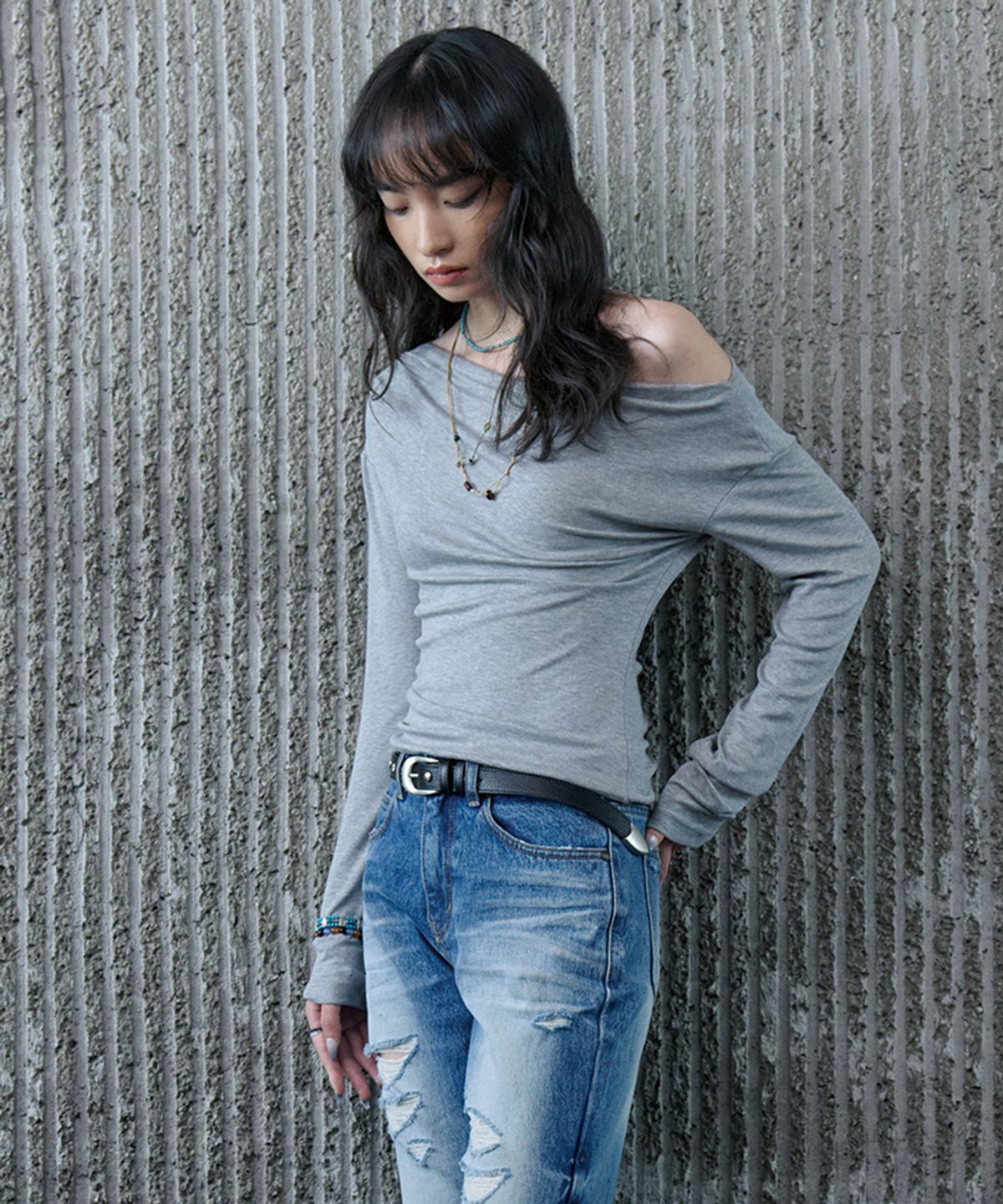 노 엑스트라 터치(NO EXTRA TOUCH) Off-shoulder Drape Long Sleeve T-shirt (Gray) / 26SPTS004GR