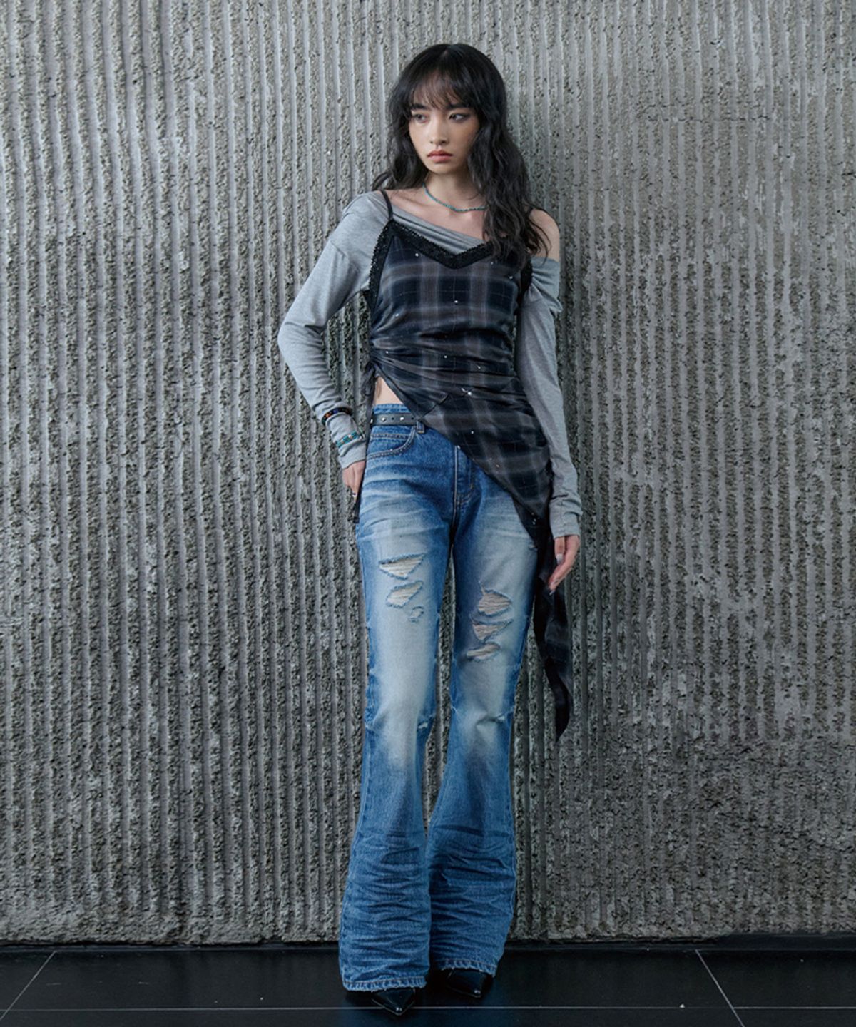 노 엑스트라 터치(NO EXTRA TOUCH) Check Side Shirring Asymmetrical Lace Slip (Black) / 26SPOP002BK