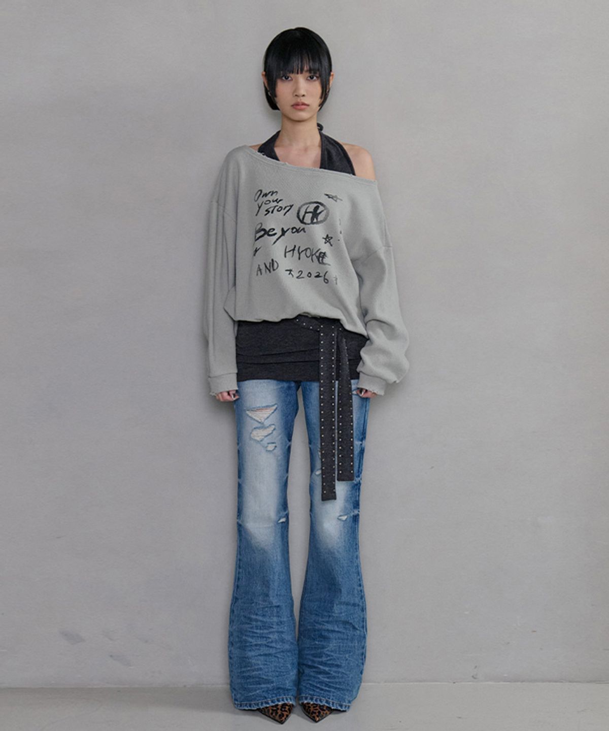 노 엑스트라 터치(NO EXTRA TOUCH) Dirty Embossed Distressed Bootcut Denim (Mid Blue)_26SPPT002MB