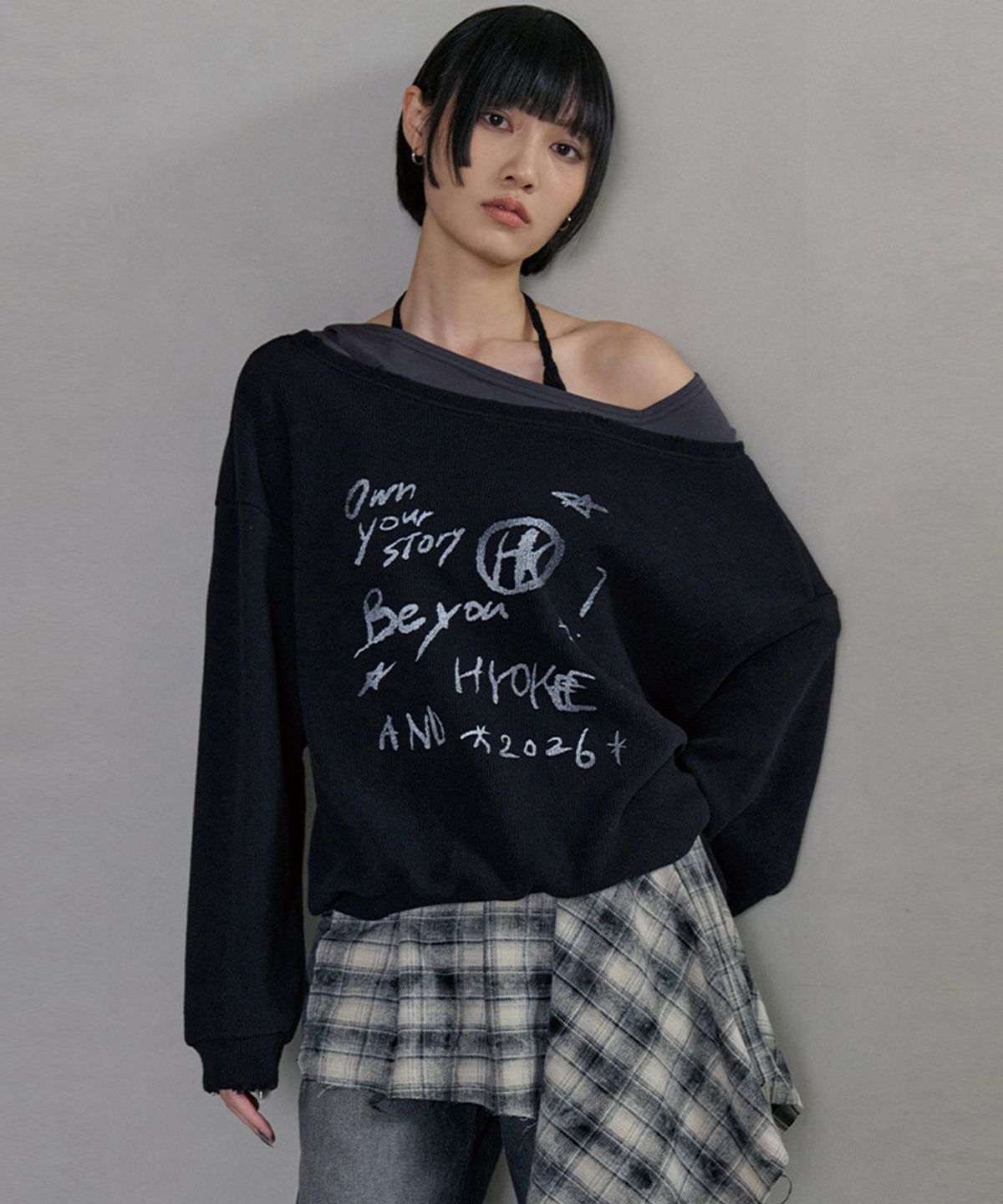 노 엑스트라 터치(NO EXTRA TOUCH) One-shoulder graphic sweatshirt (black)_26SPSS001BK