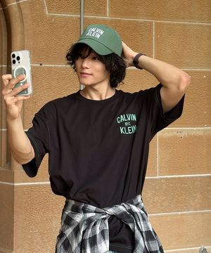 [Capsule] 인더시티 오버핏 콘트라스트 스티치 그래픽 티 블랙 4RF296G UB1