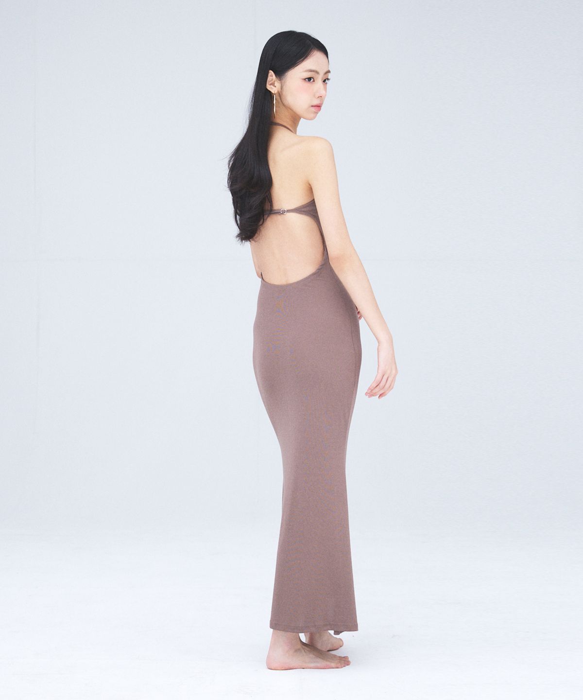 에이알유(A.R.U) BACKLINE MAXI DRESS
