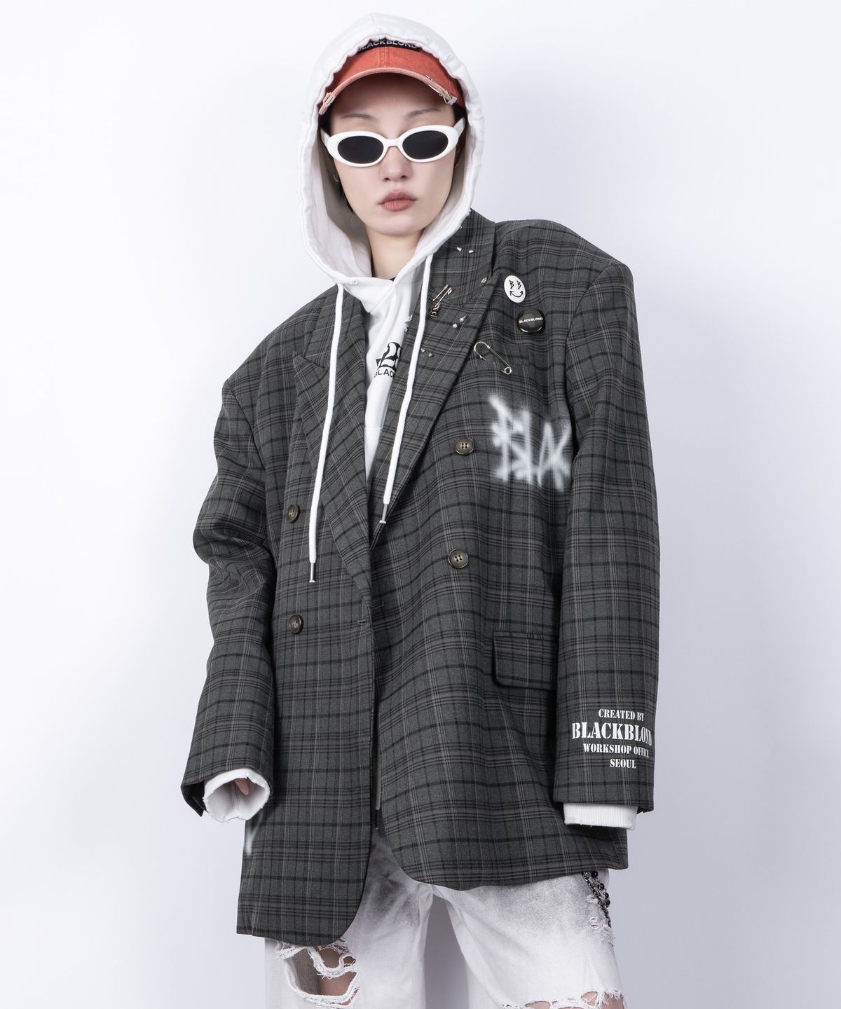블랙블론드(BLACKBLOND) 비비디 체크 오버핏 그래피티 로고 피어싱 블레이저 (차콜)
