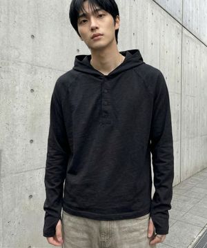 핑거홀 크롭 후드 롱슬리브 블랙