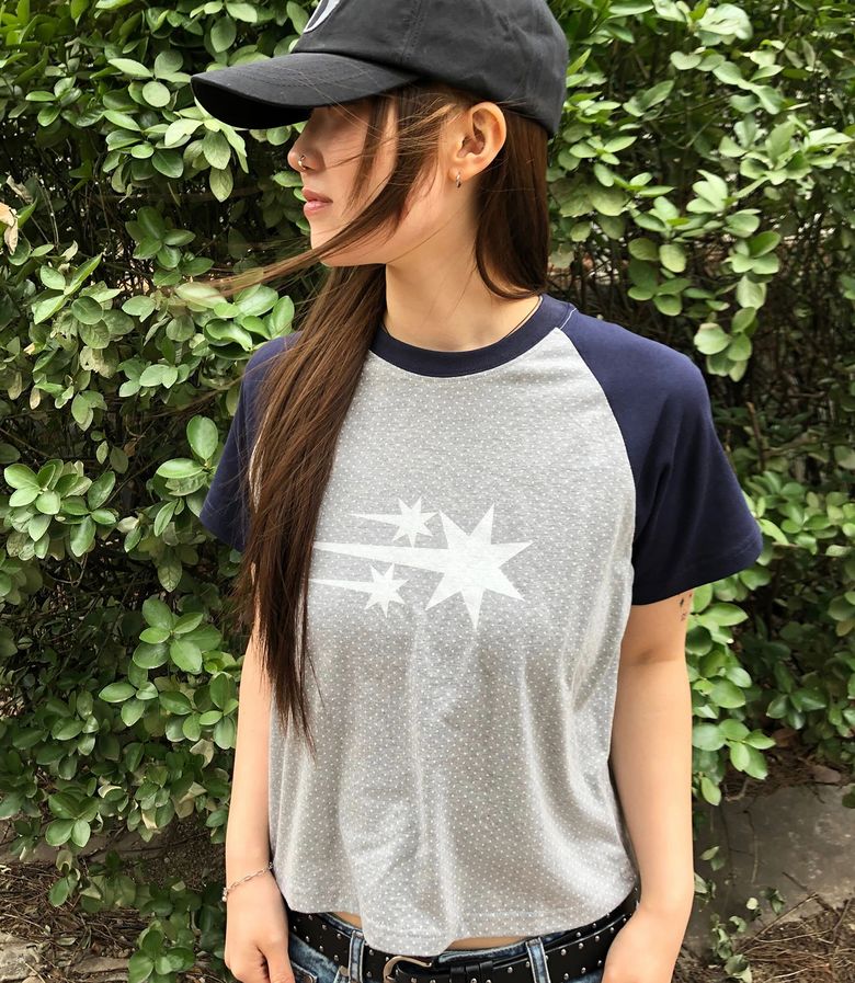 3STAR DOT RAGLAN CROP TEE_GREY(NG2GMFT533A)