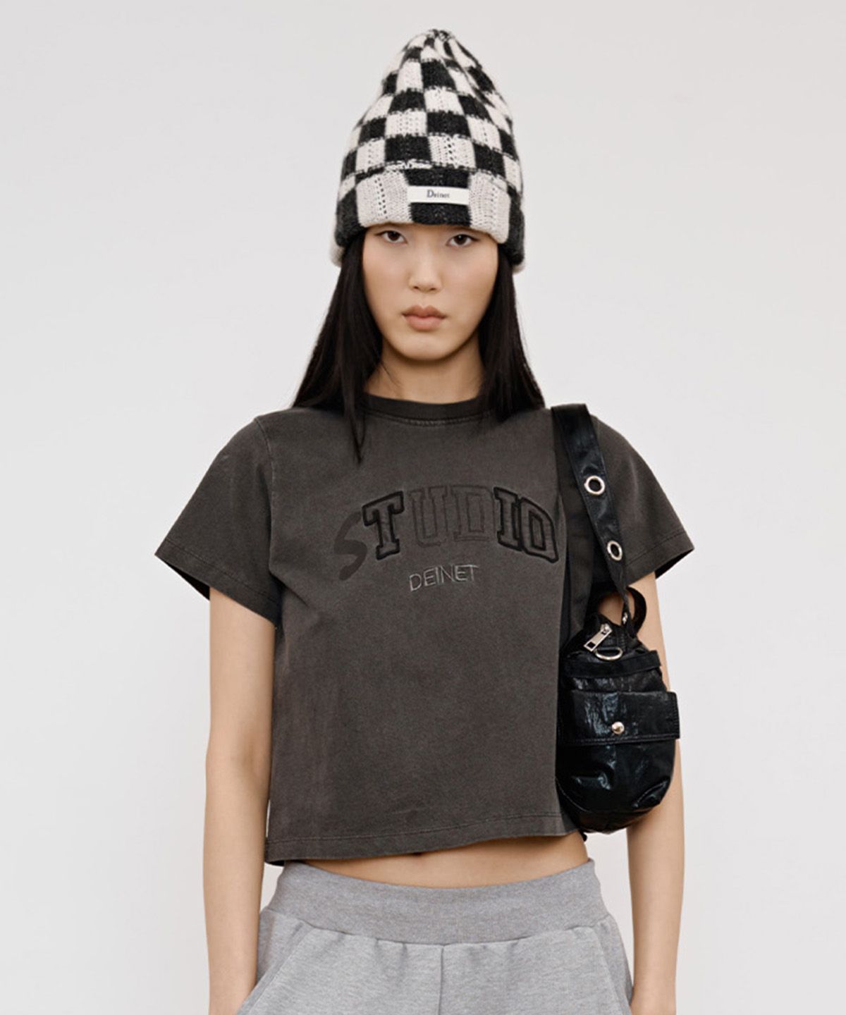 다이닛(DEINET) STUDIO PIGMENT CROP T-SHIRT IN CHARCOAL