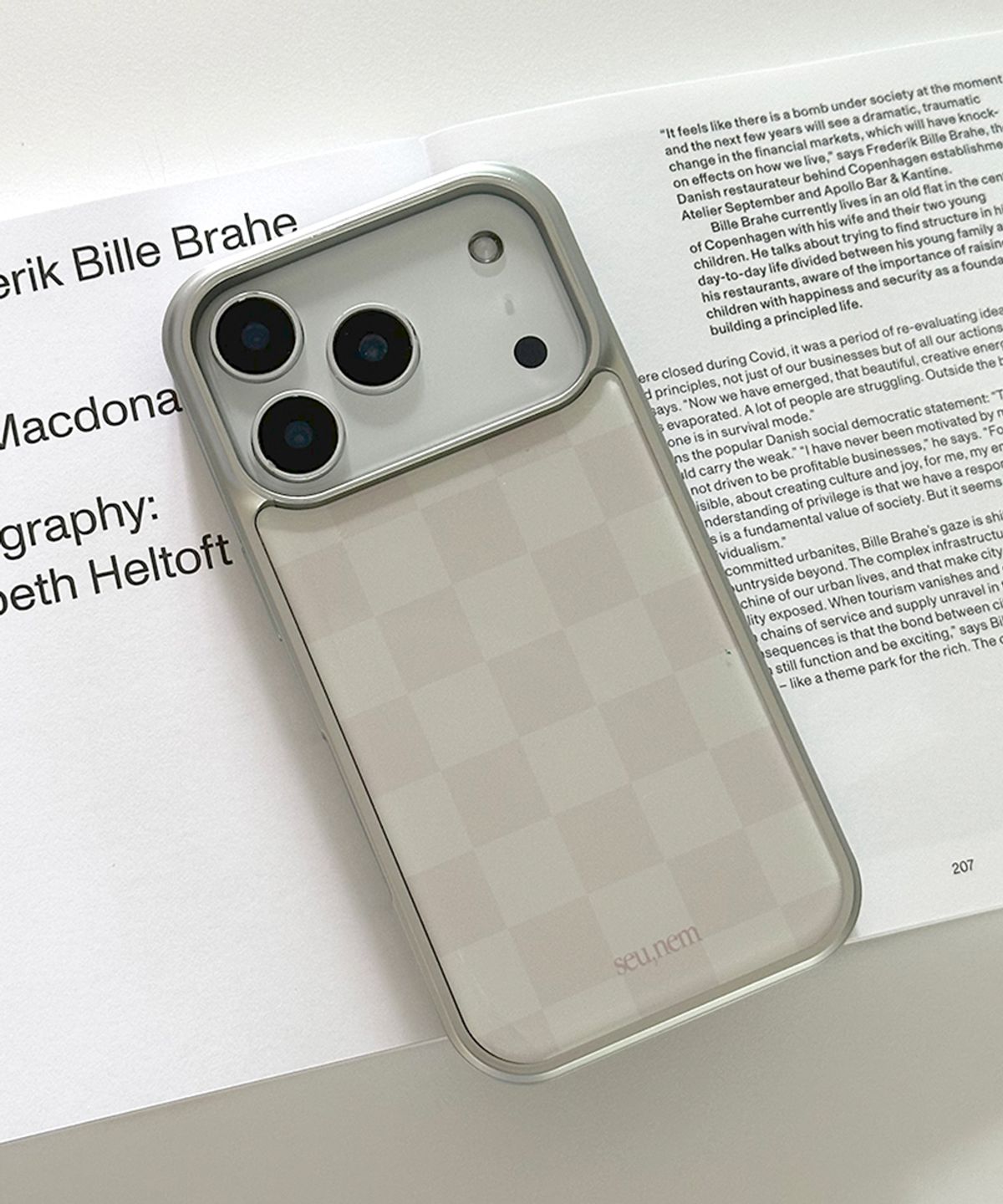 세컨드유니크네임(SECOND UNIQUE NAME) SUN CASE GRAPHIC CHECKER BOARD BEIGI