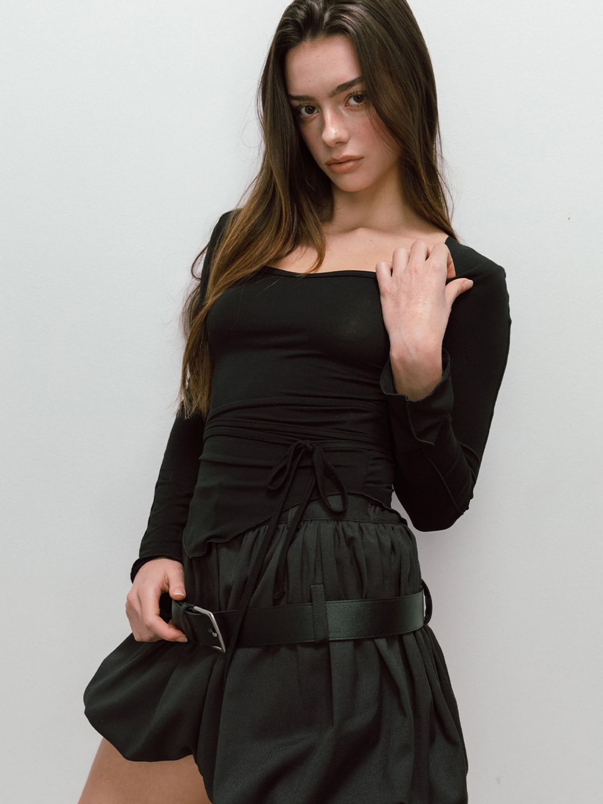 모이페어(MOIFAIRE) NEUTRAL STRAP T-SHIRT / BLACK