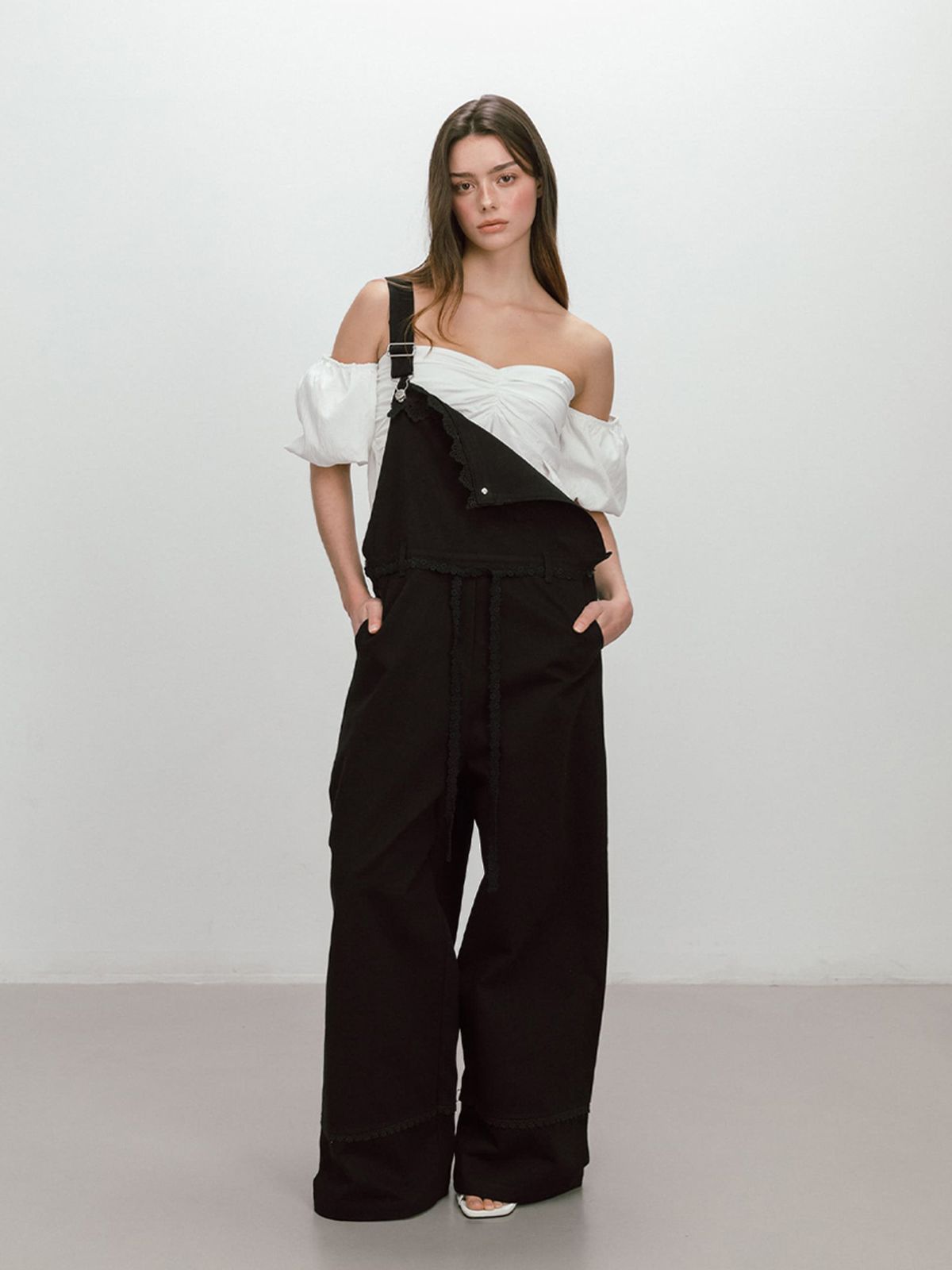 모이페어(MOIFAIRE) FLOWER LACE OVERALL / BLACK