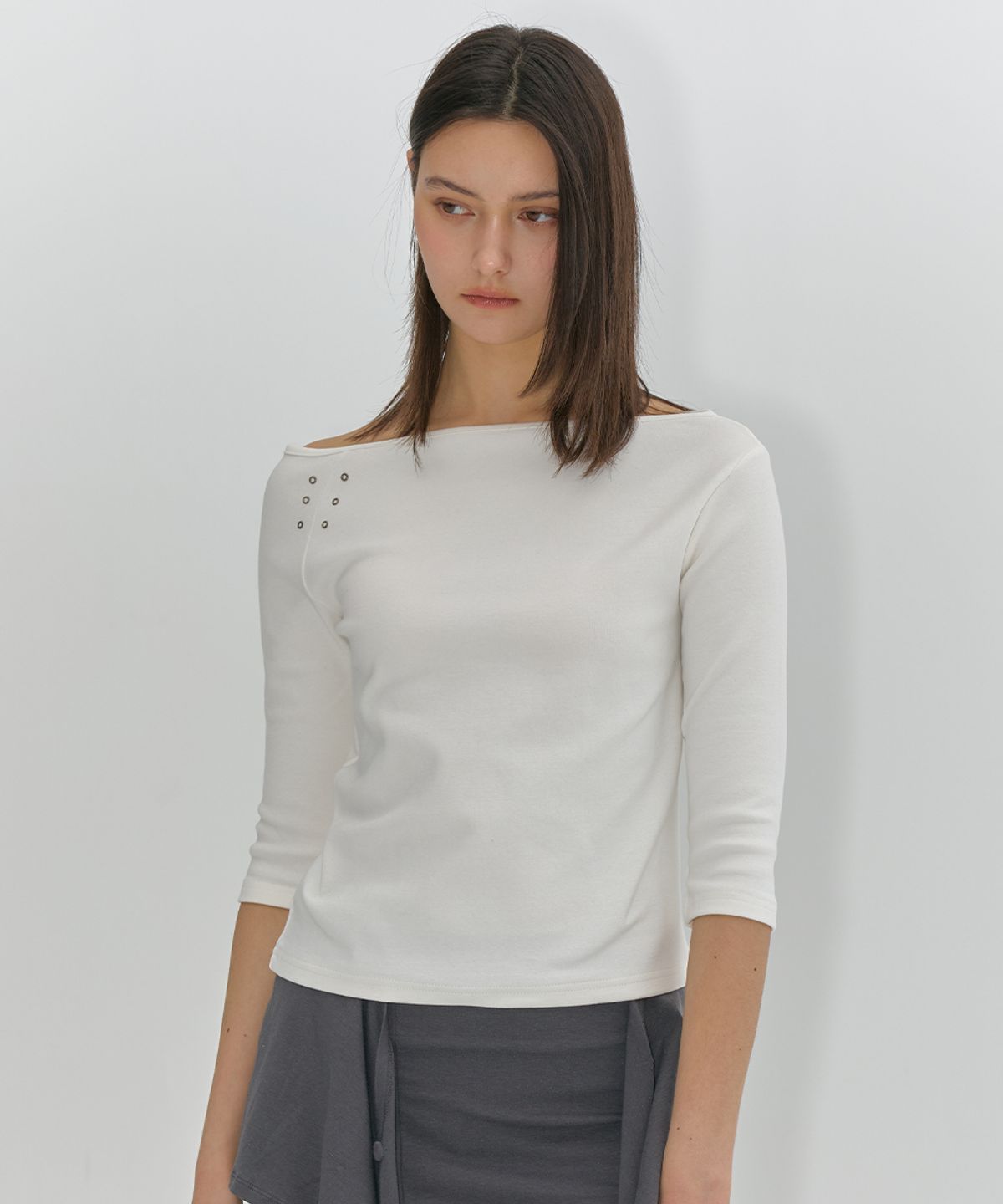 로맨티누어(ROMANTINUER) One-Shoulder Eyelet Sleeve T-Shirt (Ivory)