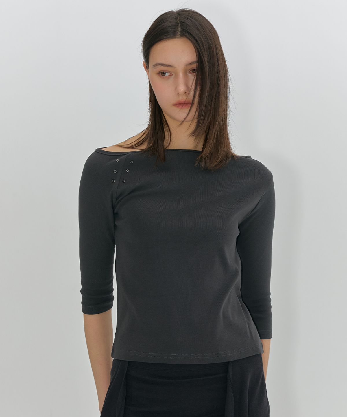 로맨티누어(ROMANTINUER) One-Shoulder Eyelet Sleeve T-Shirt (Charcoal)