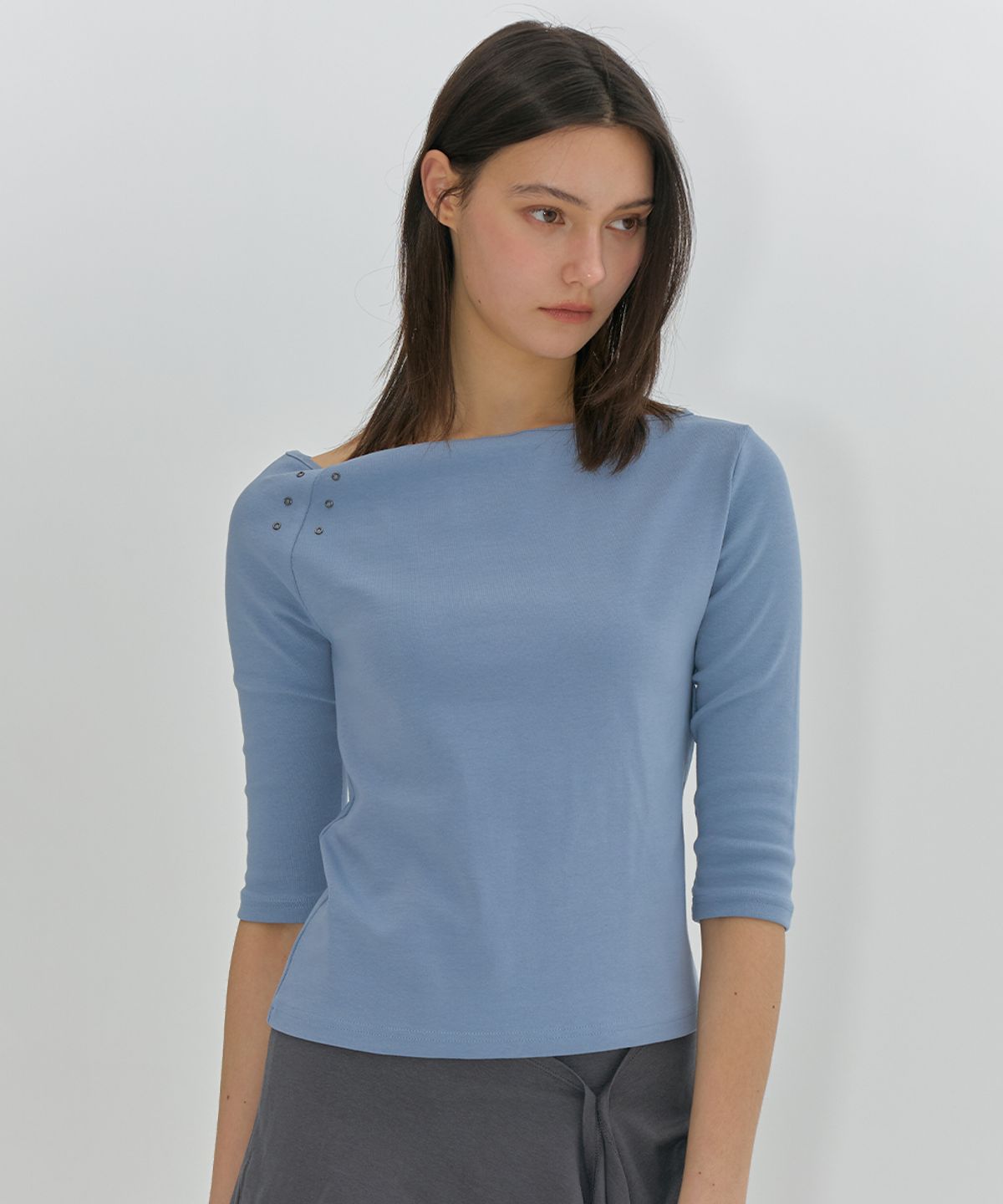 로맨티누어(ROMANTINUER) One-Shoulder Eyelet Sleeve T-Shirt (Soft Blue)