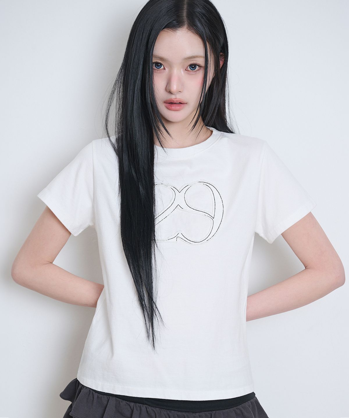 일리고(ILLIGO) 129 로고 패치 티셔츠 퓨어 화이트