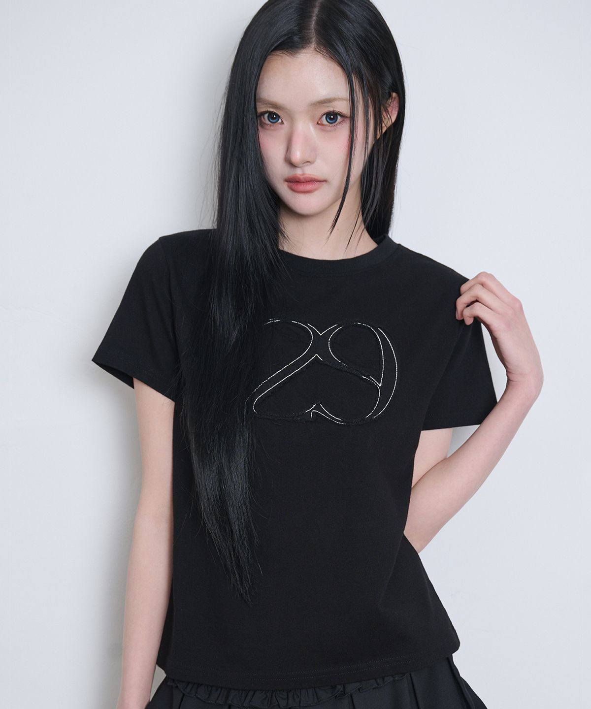 일리고(ILLIGO) 129 로고 패치 티셔츠 딥블랙