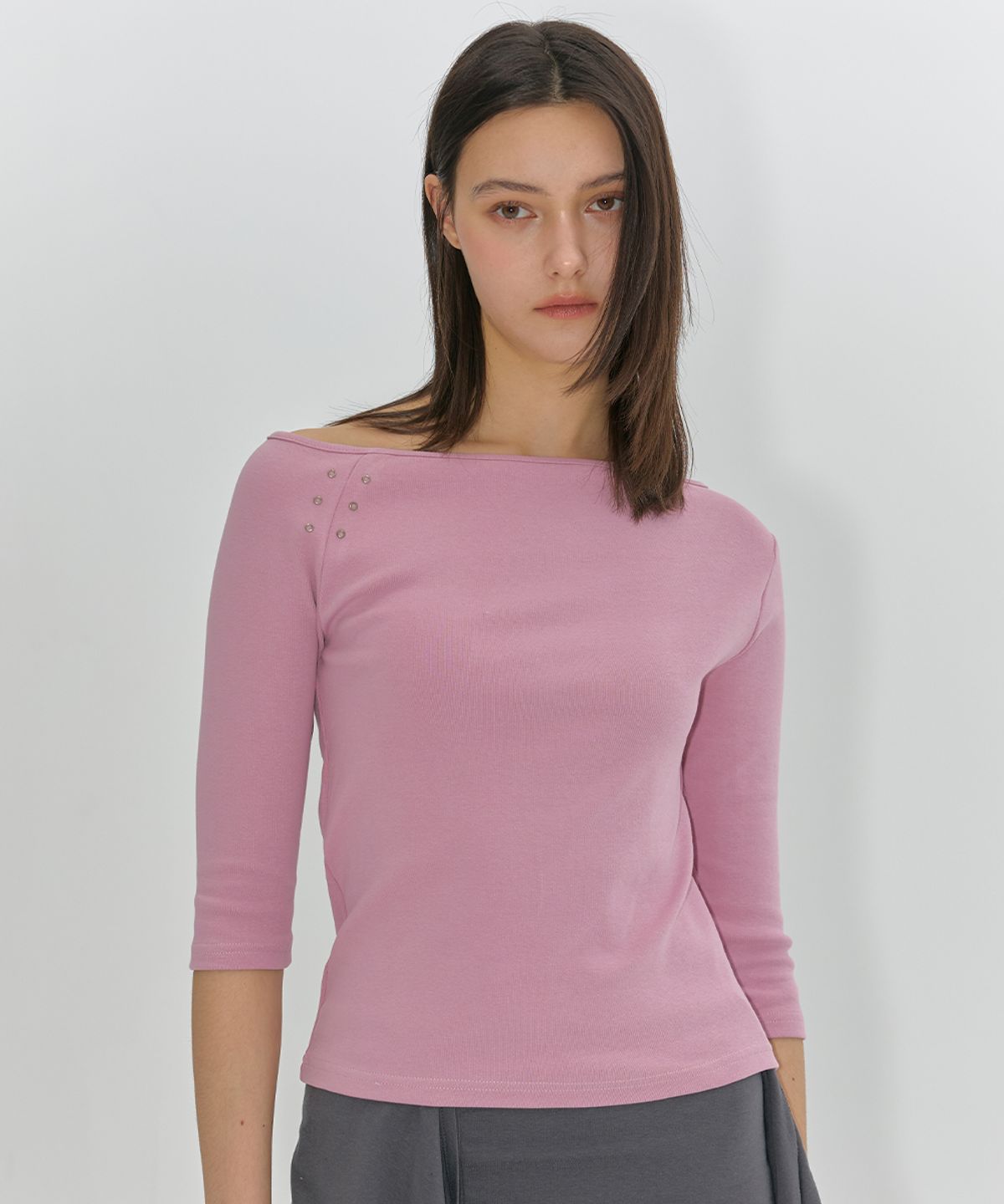 로맨티누어(ROMANTINUER) One-Shoulder Eyelet Sleeve T-Shirt (Pink)