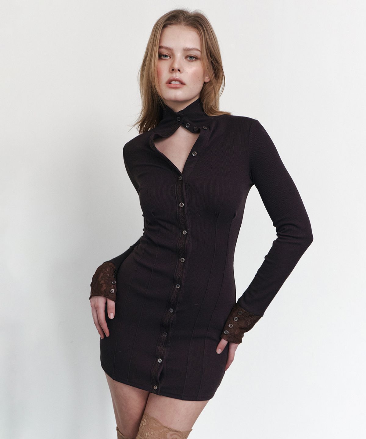 플리즈노팔로우(PLEASENOFOLLOW) Karin High-neck Lace Pintuck Dresses (Brown)