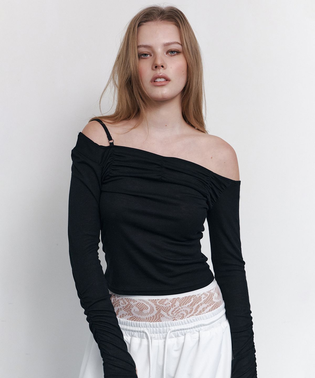 플리즈노팔로우(PLEASENOFOLLOW) Halo Unbal Shirring Long Sleeve Top (Black)