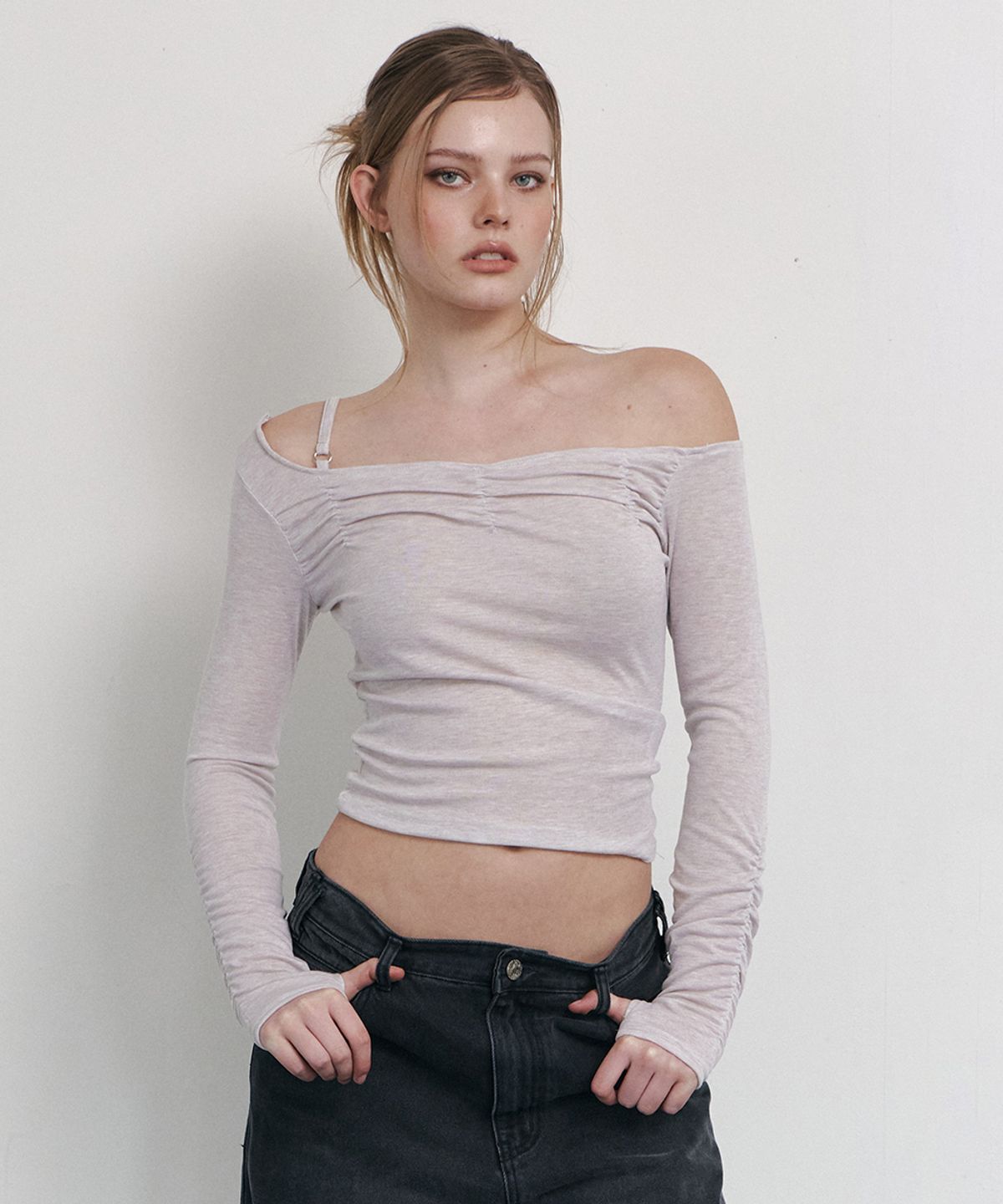 플리즈노팔로우(PLEASENOFOLLOW) Halo Unbal Shirring Long Sleeve Top (Dusty Pink)