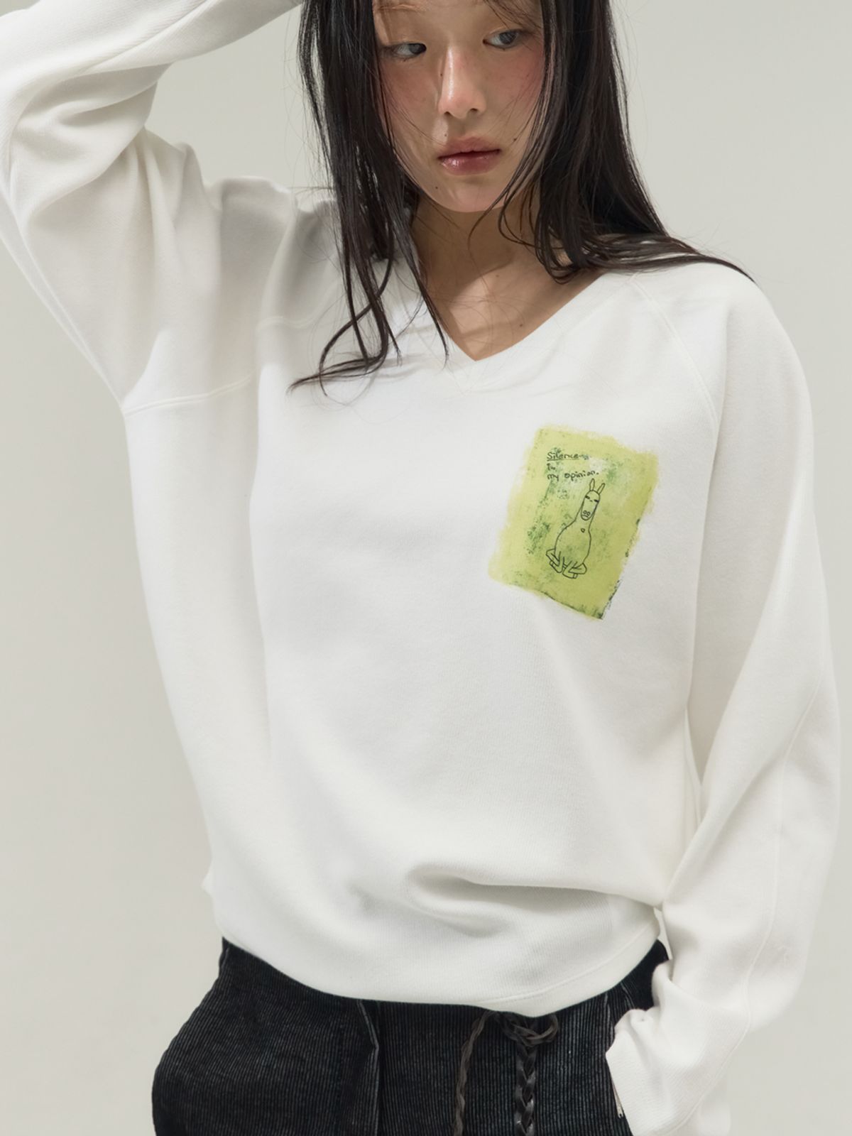 쏘리, 투 머치 러브(SORRY, TOO MUCH LOVE) Studio Sketch V-Neck Sweatshirt_White
