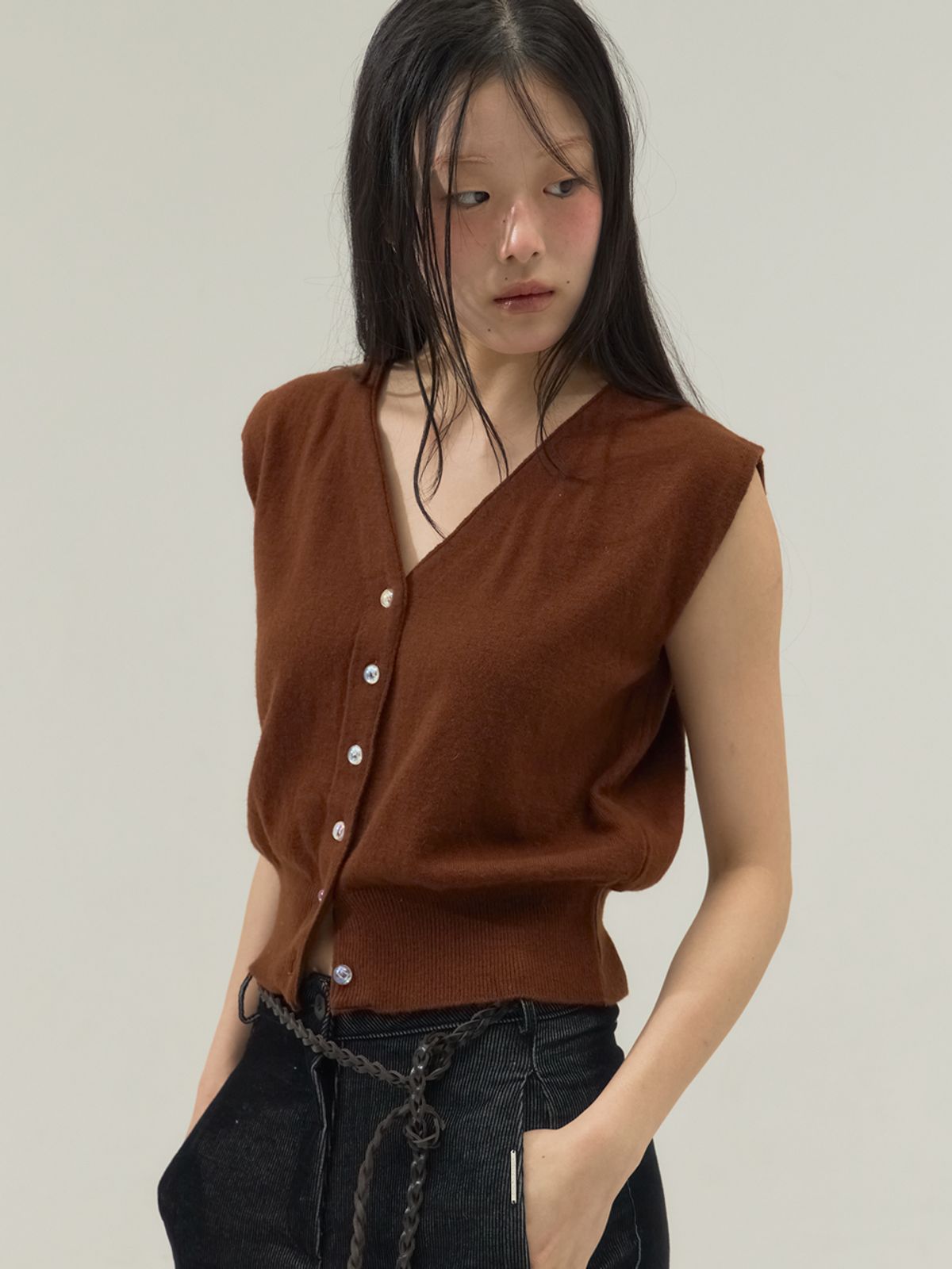 쏘리, 투 머치 러브(SORRY, TOO MUCH LOVE) Opal Glow Button V-Neck Knit Vest_Brown