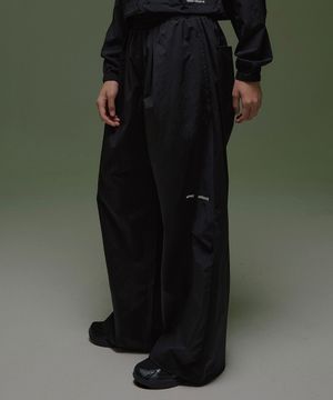 컷라인 니 투턱 팬츠 블랙