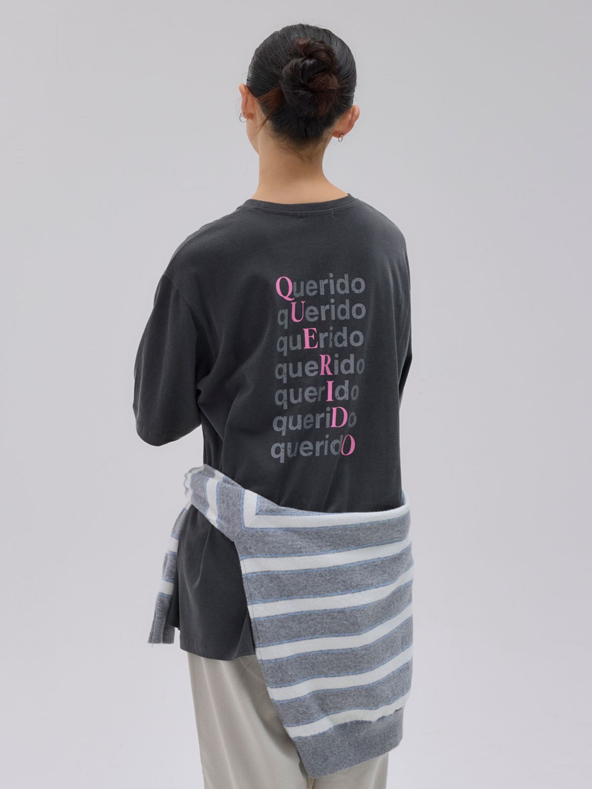 케리두(QUERIDO) 피그먼트 오버핏 시그니처 로고 티_차콜