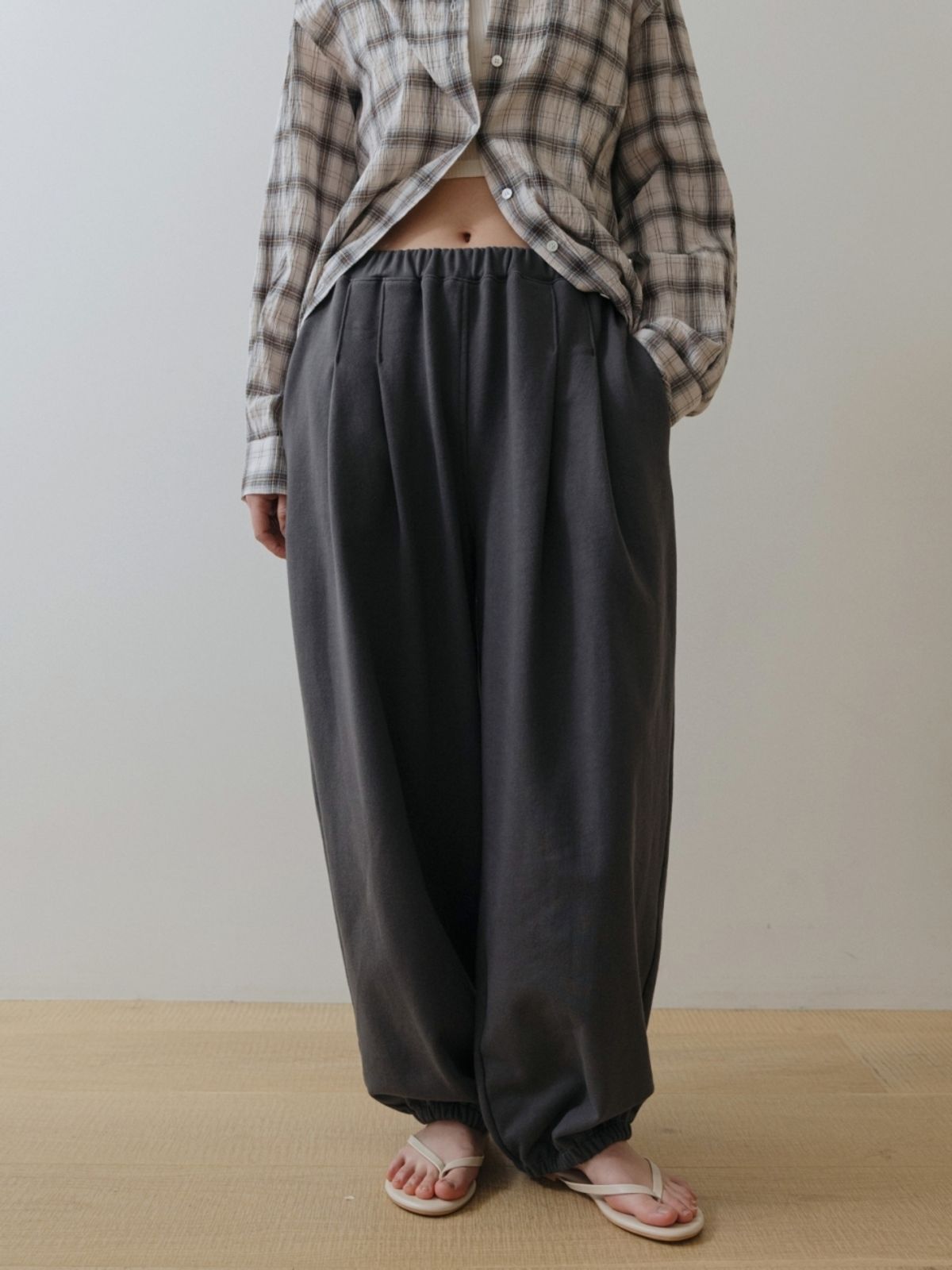 어나우트(UNNOUT) TERRY BALLOON PANTS CHARCOAL