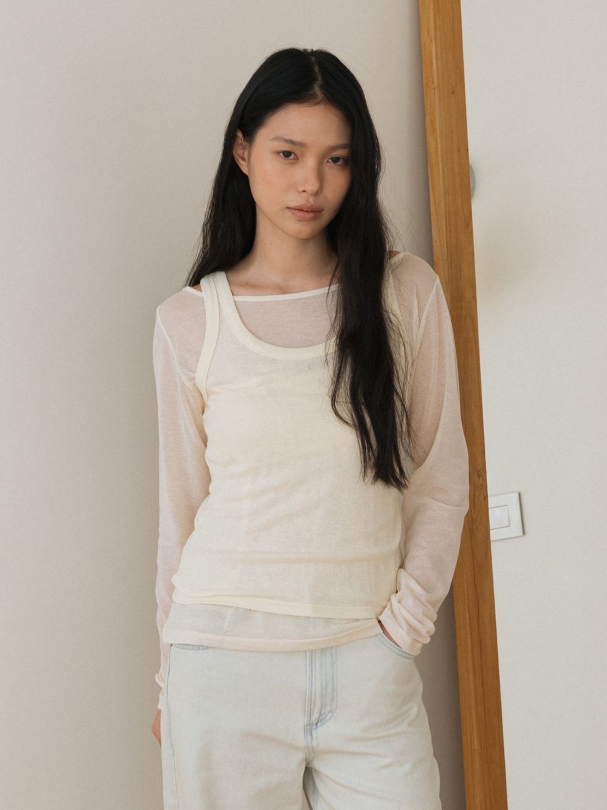 어나우트(UNNOUT) DELICATE SCOOP NECK SLEEVELESS SHIRT CREAM