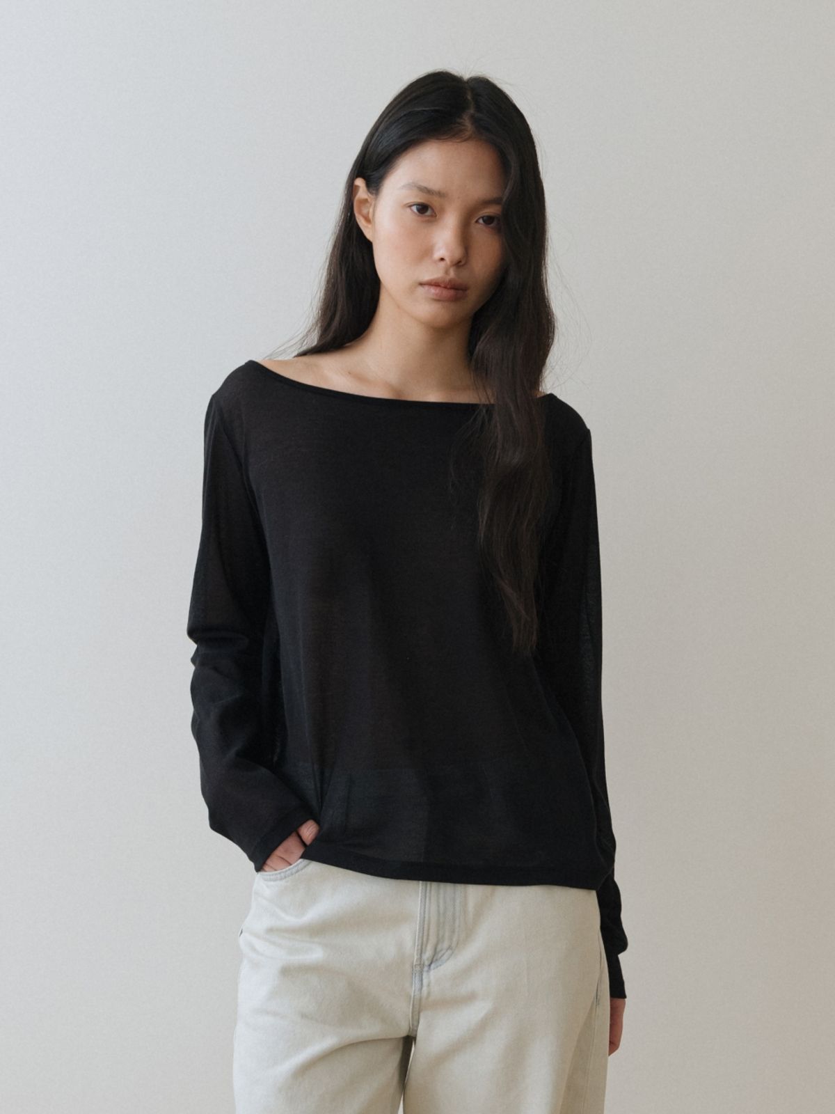 어나우트(UNNOUT) WIDE NECK SHEER T-SHIRT BLACK