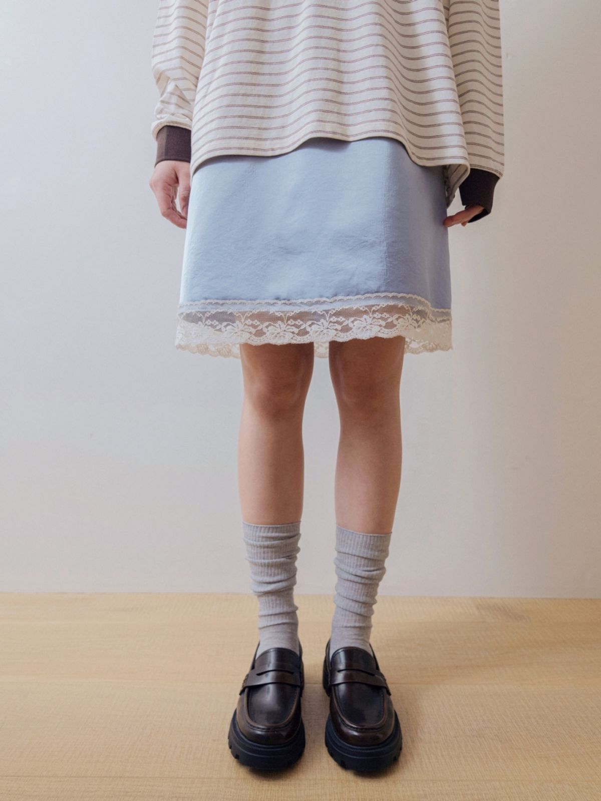어나우트(UNNOUT) SILKY LINGERIE SKIRT SKY