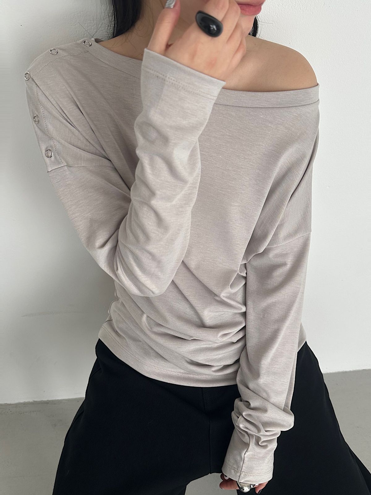 아포엠(APOEM) Snap Off-Shoulder Sleeve (3C)