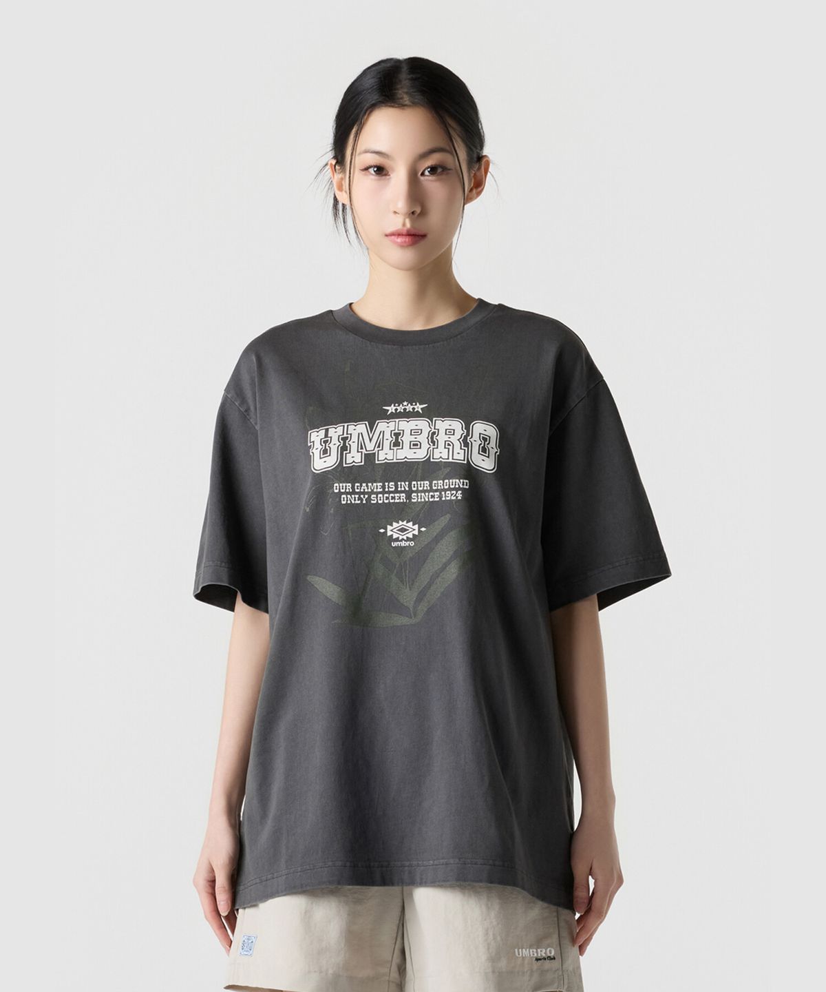 엄브로(UMBRO) 하이웨이 플라워 다잉 반팔 티셔츠 차콜 UR221CRS45