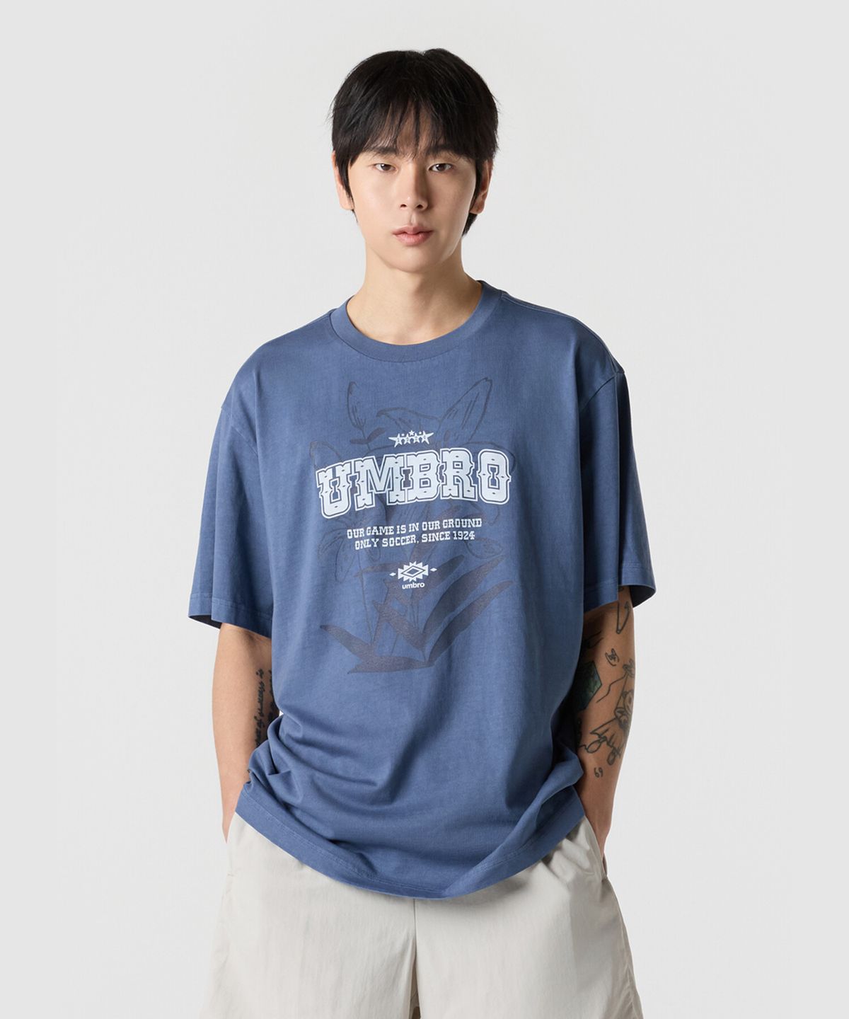 엄브로(UMBRO) 하이웨이 플라워 다잉 반팔 티셔츠 블루 UR221CRS45