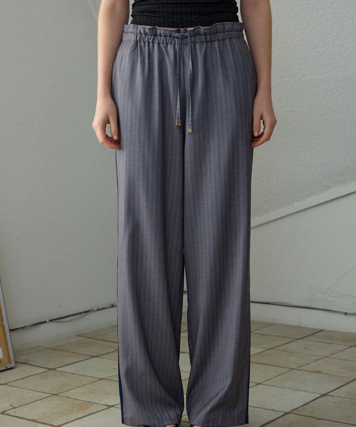 위오이(WIOE) Sporty Side-Lined Track Pants_Grey