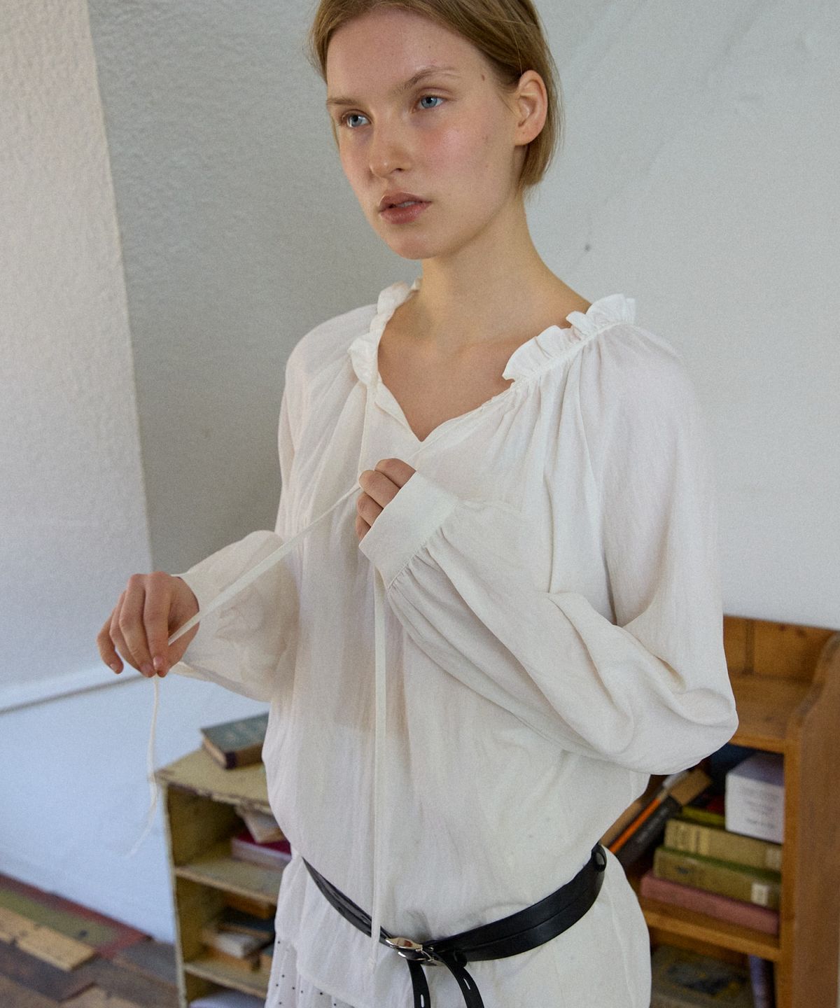 위오이(WIOE) Shirred Ribbon Tie Blouse_White