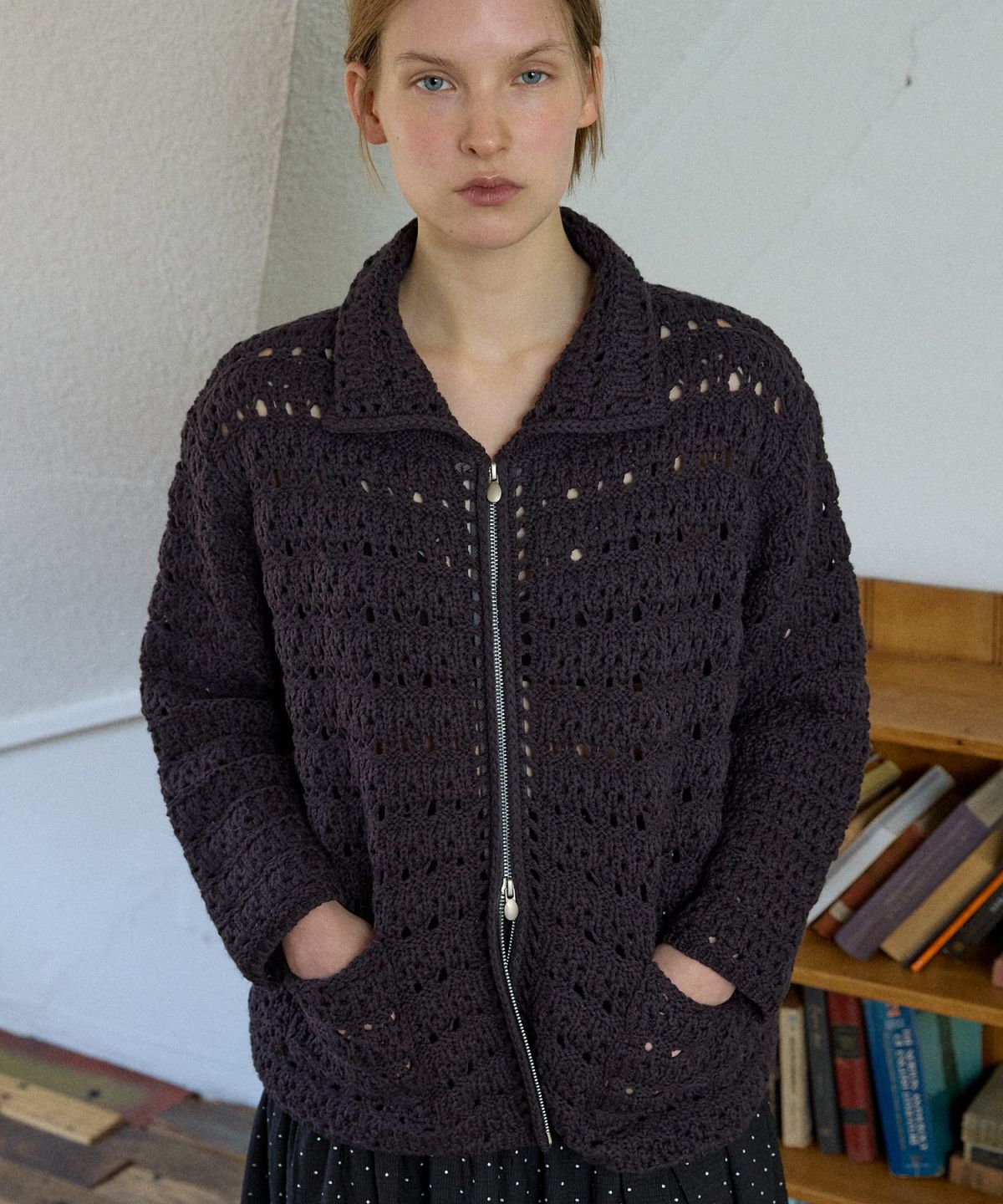 위오이(WIOE) Cozy Crochet Zip-up Cardigan_Charcoal