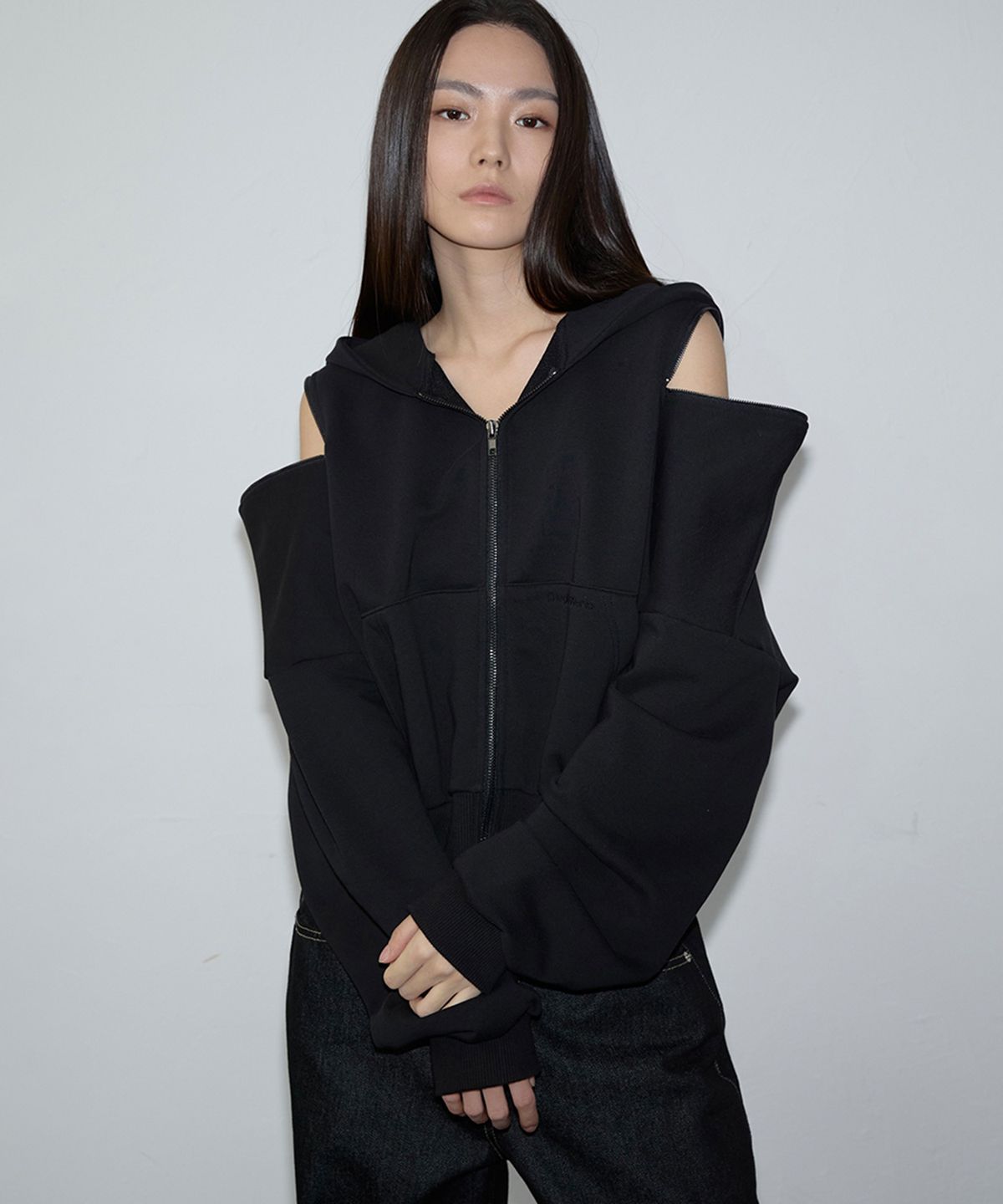 이네기(INEGI) Open Shoulder Hoodie Zip-Up (black)