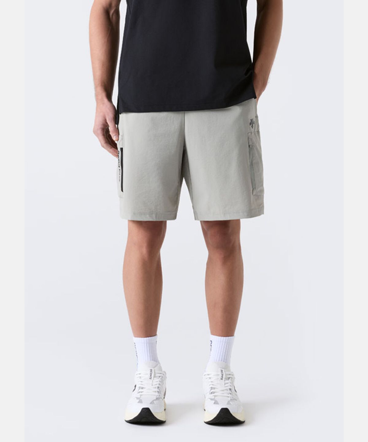데상트(DESCENTE) 트레이닝 9인치 카고 쇼츠 베이지 SR121THP33
