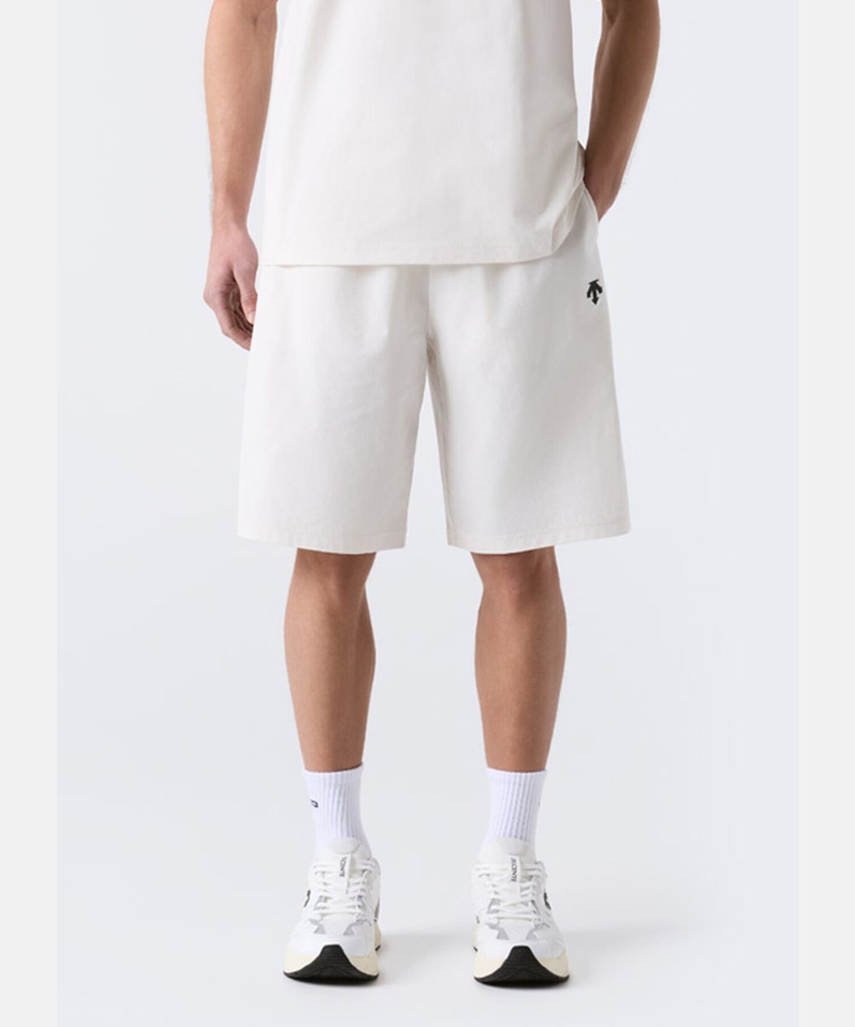 데상트(DESCENTE) 트레이닝 10.5인치 오버핏 쇼츠 아이보리 SR221THP43