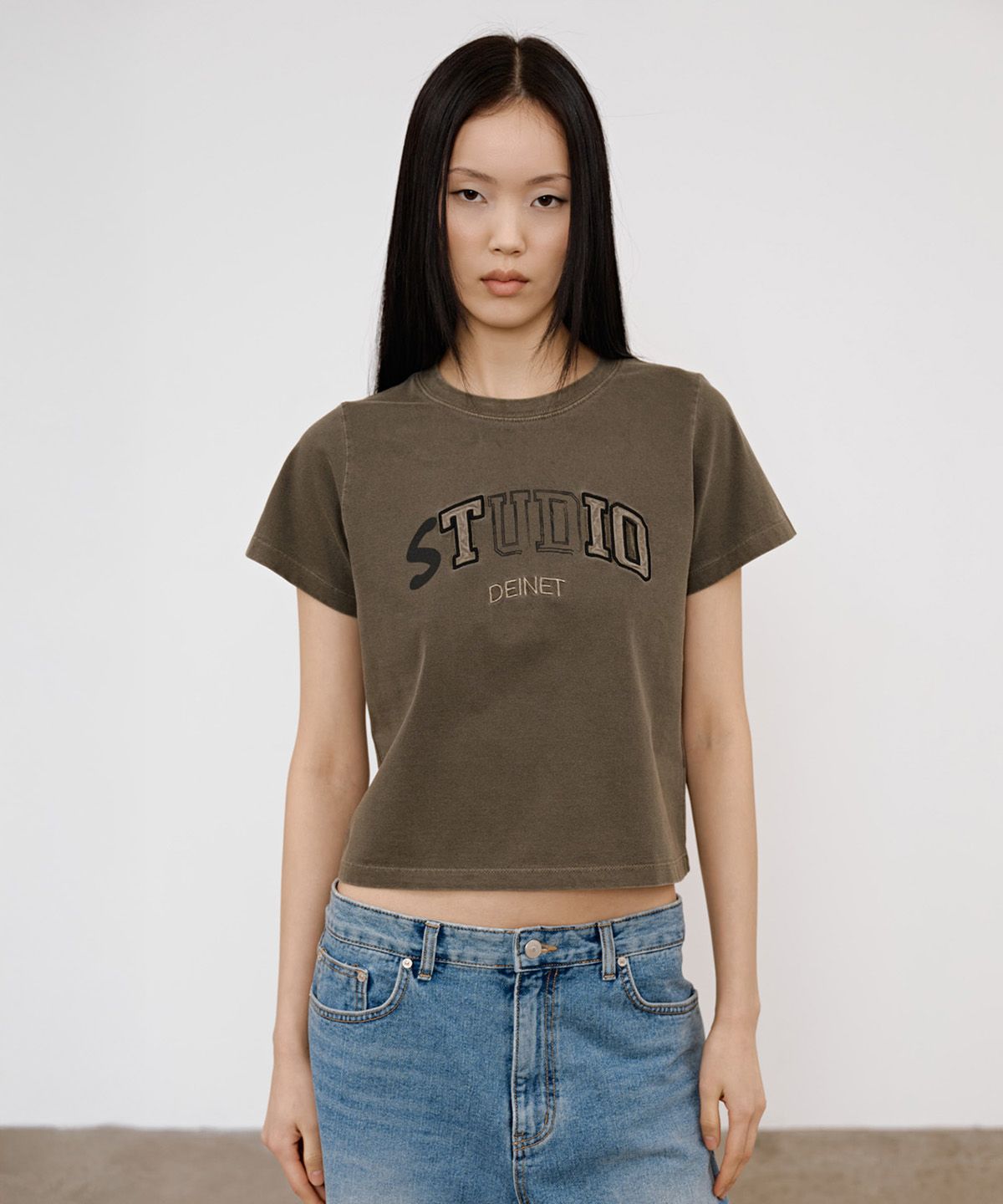 다이닛(DEINET) STUDIO PIGMENT CROP T-SHIRT IN KHAKI